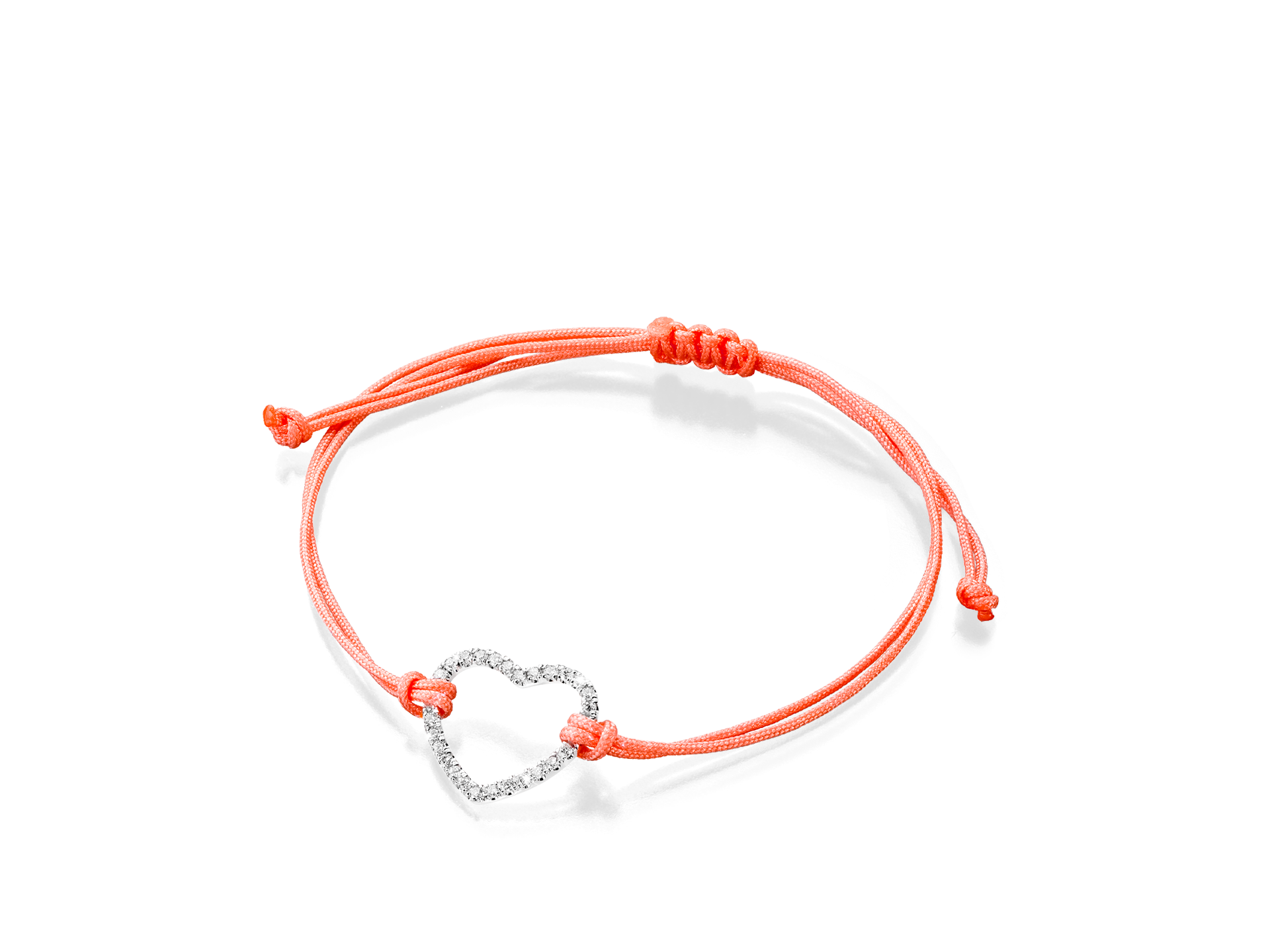 Wir präsentieren das HERZ ARMBAND WEISSGOLD von Schullin: ein zartes Armband mit einem korallenfarbigen Stoffband und einem diamantbesetzten Herz-Charm in der Mitte. Der Herz-Charm ist wunderschön mit kleinen, glitzernden Steinen verziert. Mit einem einfachen Knoten geschlossen, verkörpert dieses Stück schlichte Eleganz.