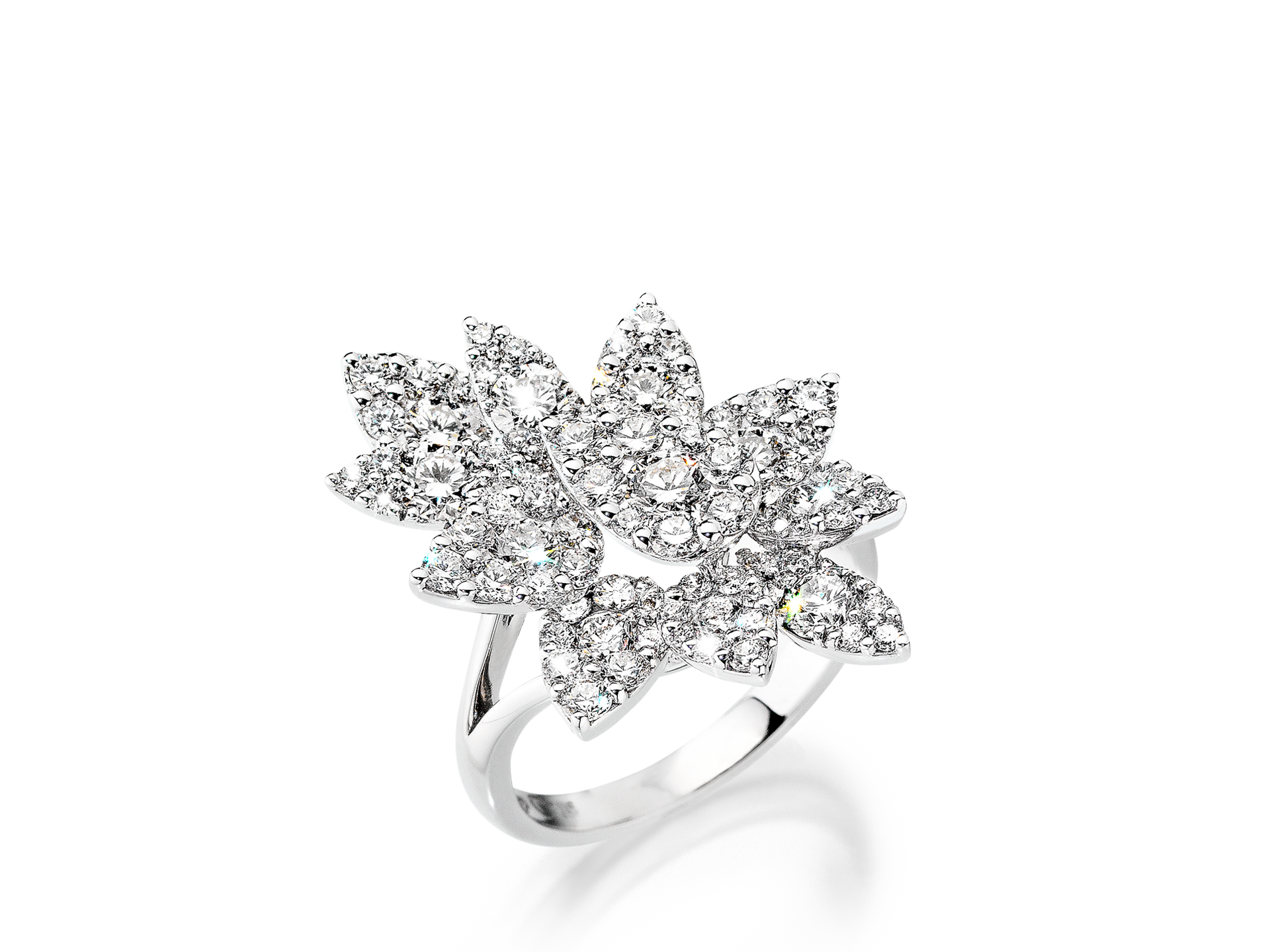 Ein DIAMANTENRING BLUME von Schullin, gefertigt aus Weißgold, zeigt ein kompliziertes Blumendesign mit zahlreichen funkelnden Diamanten, die als Blütenblätter angeordnet sind.
