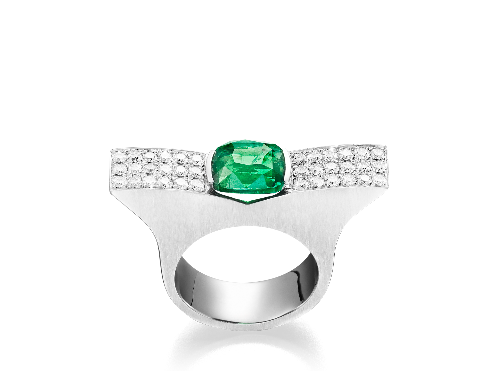 Der TSAVORIT RING GHIBELLINI von Schullin ist aus Silber gefertigt und zeigt in seiner Mitte einen auffälligen grünen Smaragd-Edelstein, der auf beiden Seiten durch zwei Reihen kleiner weißer Diamanten akzentuiert wird, alles in 18 Karat Weißgold gefasst.