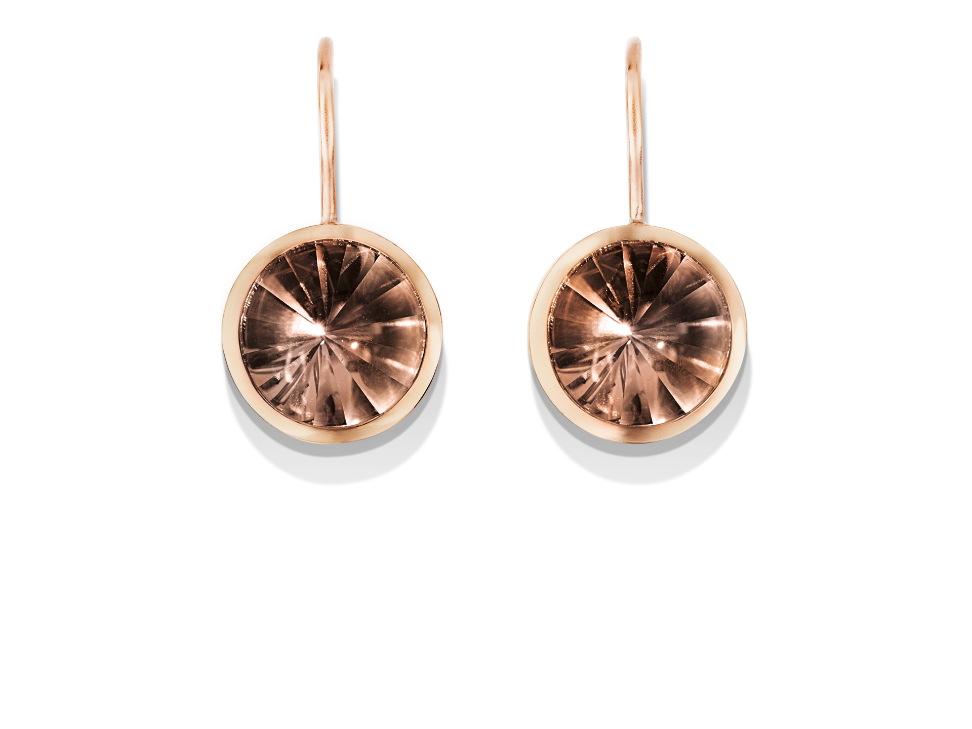 RAUCHQUARZ OHRRINGE BUFFTOP von Schullin: goldene Tropfenohrringe mit runden, facettierten braunen Edelsteinen in schlichten Goldfassungen, abgebildet auf weißem Hintergrund.