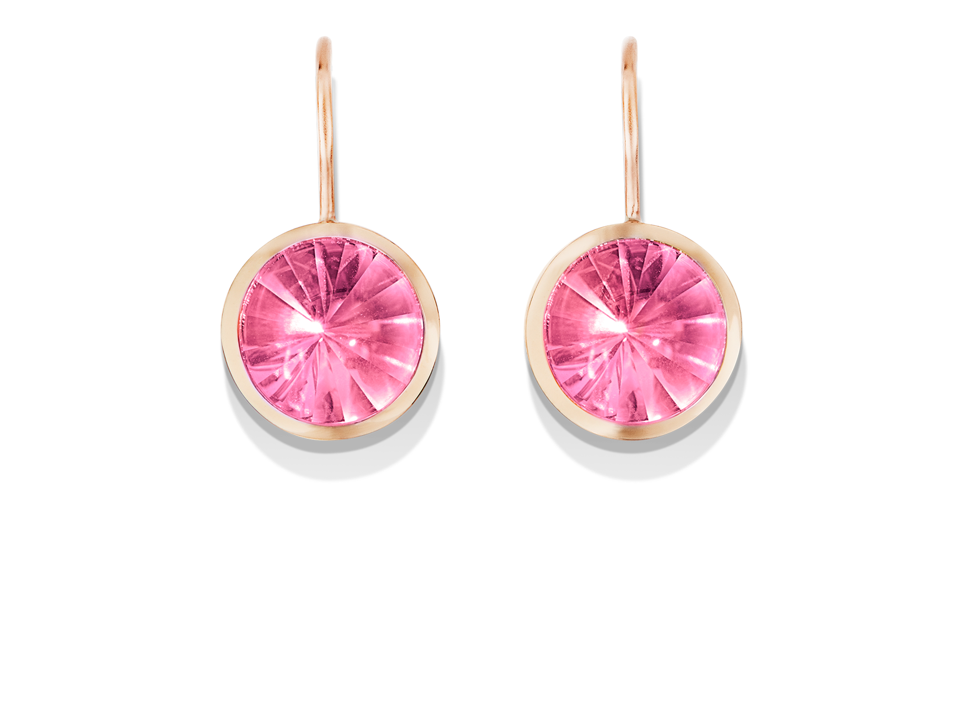 Die Schullin TURMALIN OHRRINGE BUFFTOP sind goldene Tropfenohrringe mit runden, facettierten rosafarbenen Edelsteinen, die in schlichte goldene Fassungen gefasst sind und auf weißem Hintergrund gezeigt werden.