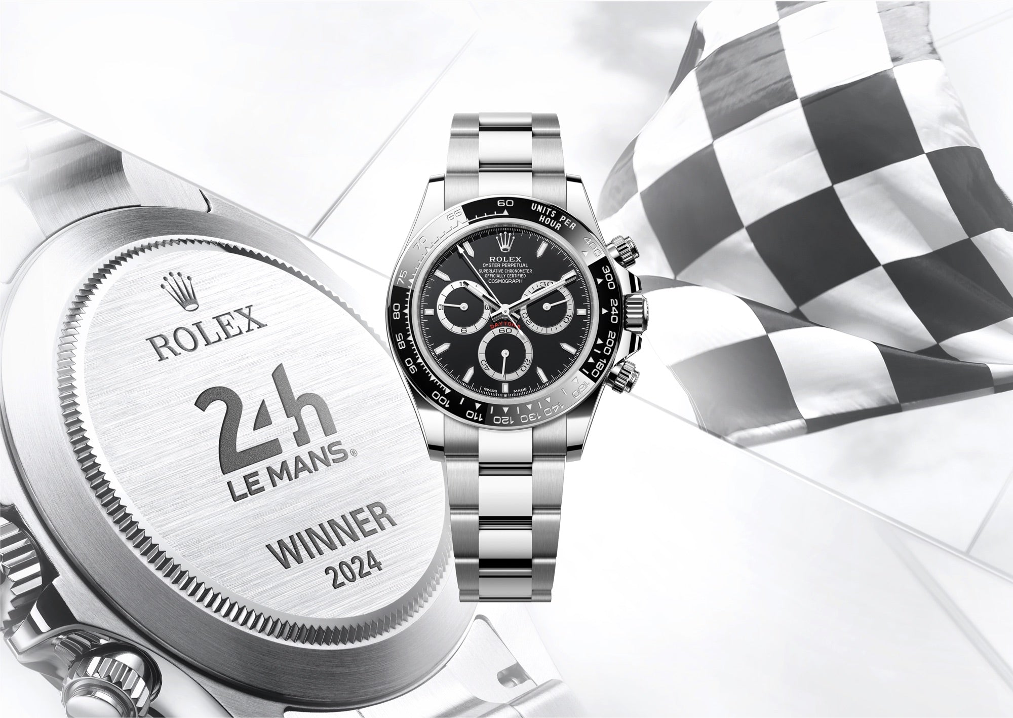 Eine Rolex-Uhr mit schwarz-weißem Zifferblatt vor einem Hintergrund mit einer Nahaufnahme der gravierten Rückseite der Uhr mit der Aufschrift „24h Le Mans Winner 2024“ und einer verschwommenen schwarz-weiß karierten Rennflagge.