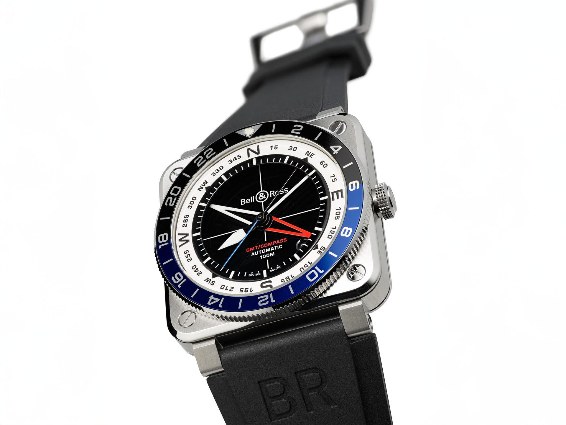 Die Schullin BELL & ROSS BR-03 GMT COMPASS hat ein quadratisches Edelstahlgehäuse, ein schwarzes Zifferblatt, eine blau-schwarze Lünette, rote und weiße Zeiger, ein schwarzes "BR"-Kautschukarmband und zeigt sowohl 12- als auch 24-Stunden-Markierungen an.