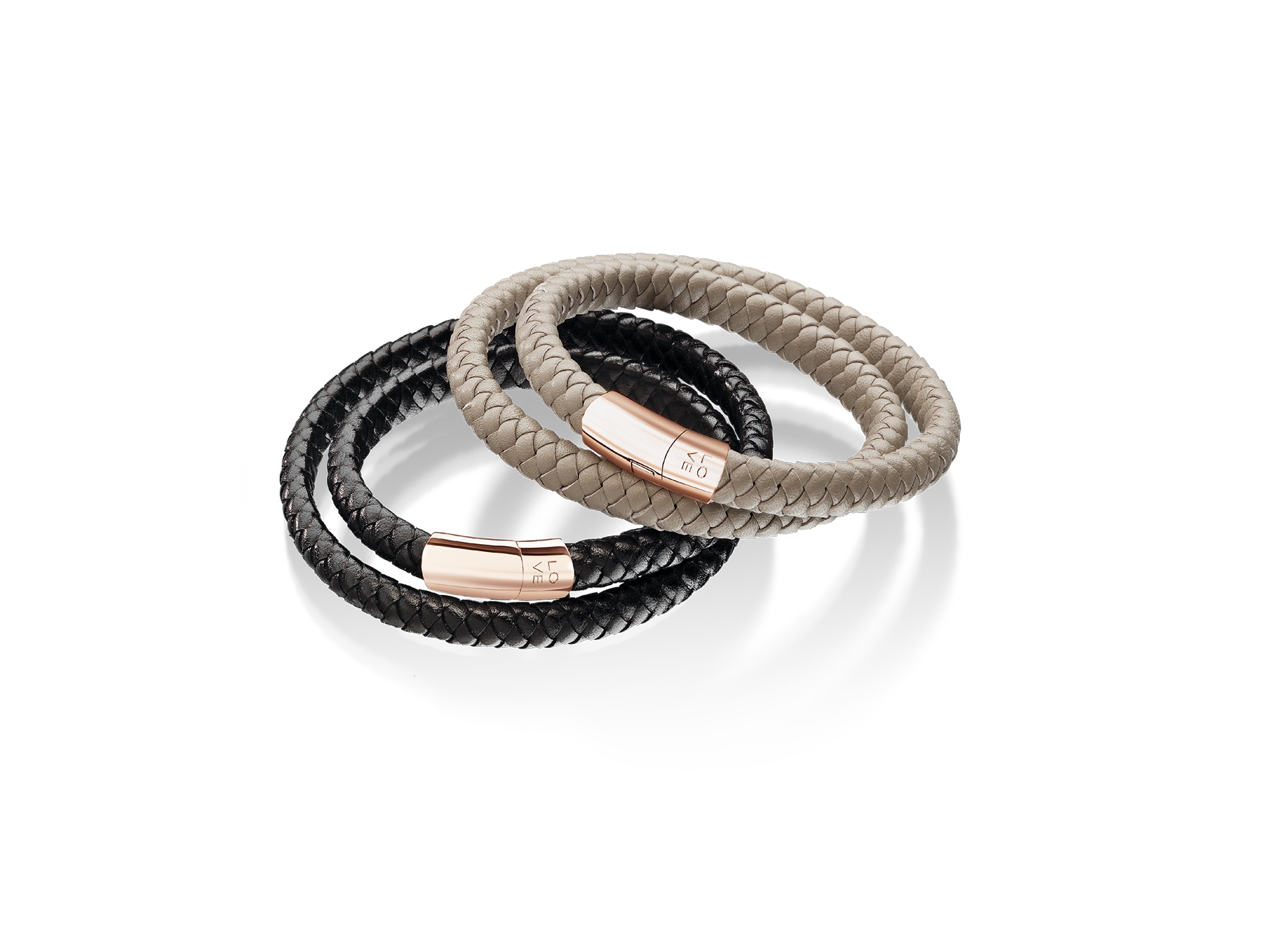 Das POWER ARMBAND MIT GRAVUR von Schullin zeigt zwei geflochtene Lederarmbänder, ein schwarzes und ein beiges, jeweils mit roségoldener Schließe, nebeneinander auf weißem Grund.