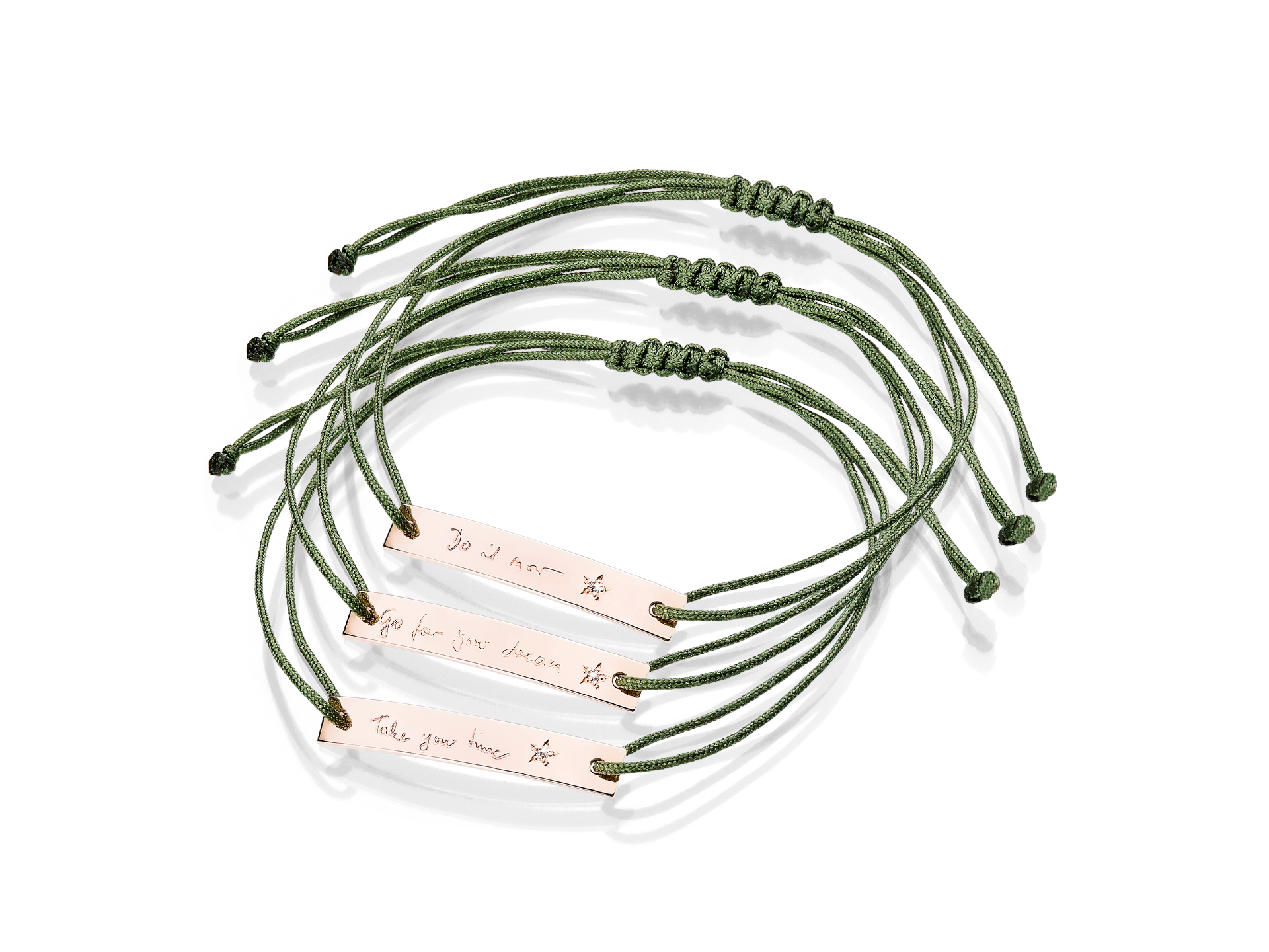Wisdom Armbänder mit Roségold-Schild und Schriftzug.