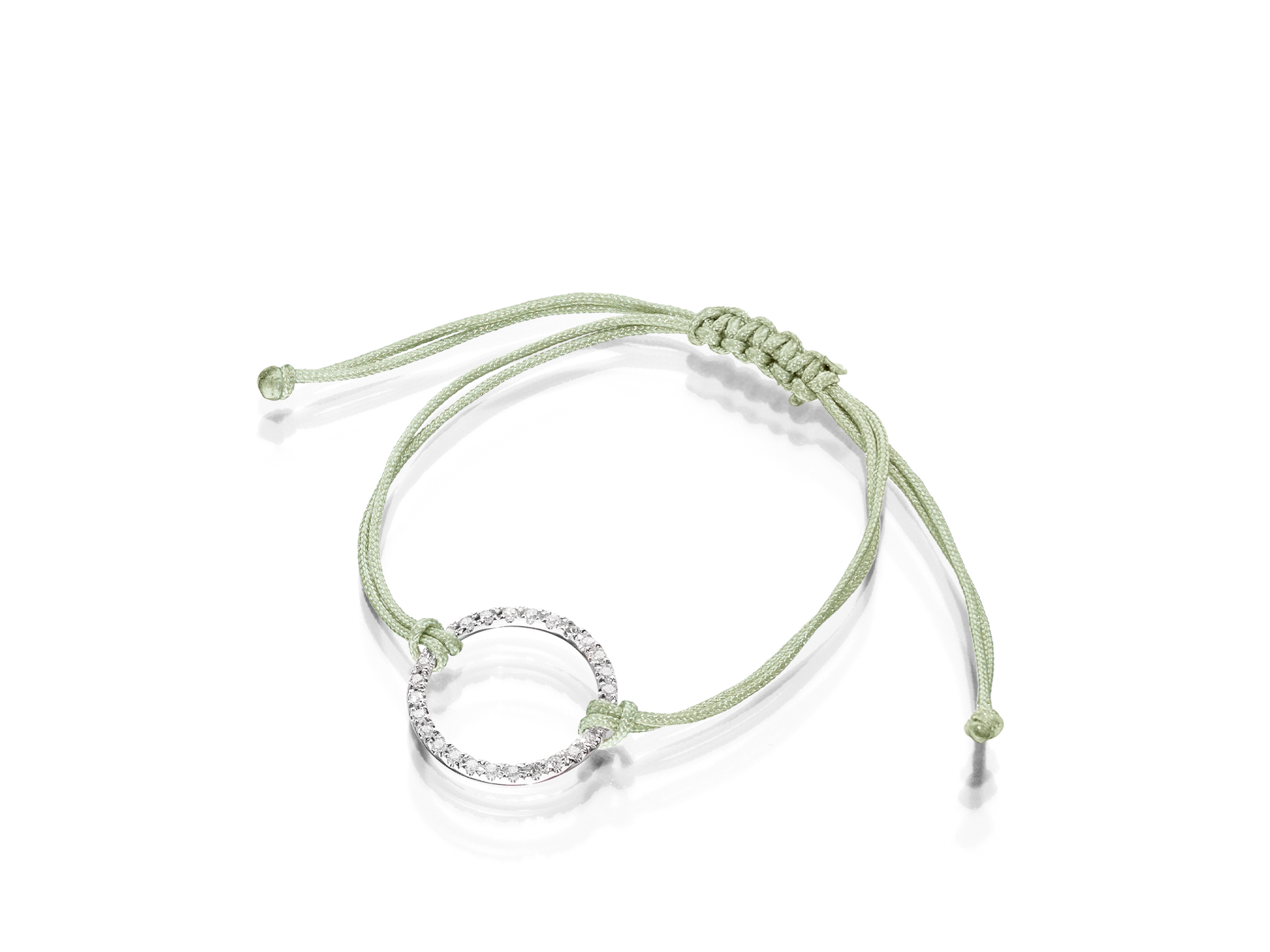 Wir präsentieren das DIAMANT ARMBAND von Schullin, ein elegantes Stück mit einer hellgrünen Kordel mit verstellbarem Knoten und einem runden Weißgold-Anhänger, der mit kleinen weißen Steinen verziert ist und an einen Diamantkreis erinnert.