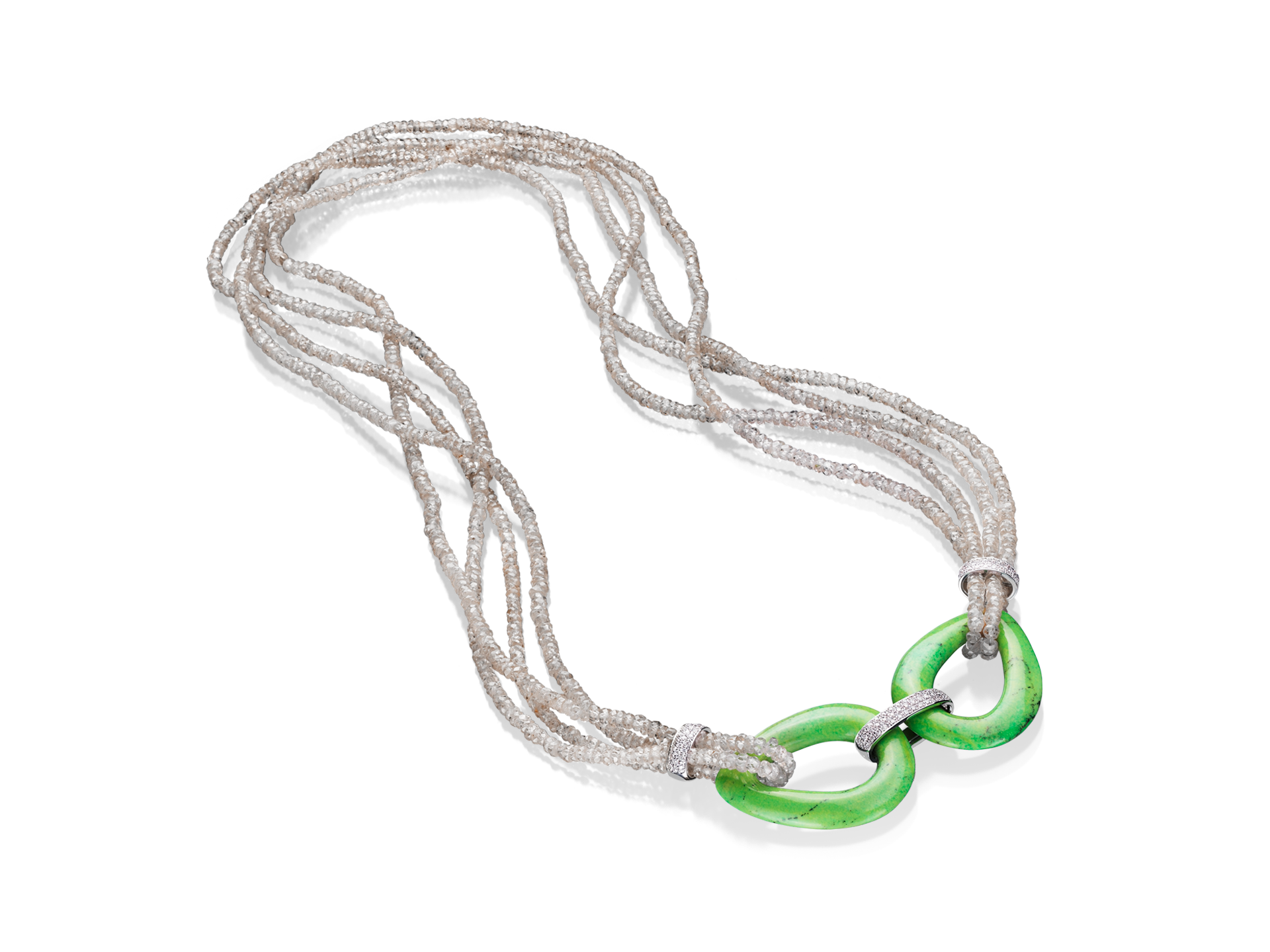 Wir präsentieren die ZIRKON KETTE von Schullin: eine atemberaubende Halskette mit mehreren Strängen kleiner, durchscheinender Perlen, die nahtlos durch zwei große, ineinandergreifende Ringe aus grüner Jade verbunden sind. Mit 18 Karat Weißgold akzentuiert, verleiht sie einen exquisiten Hauch von Eleganz.