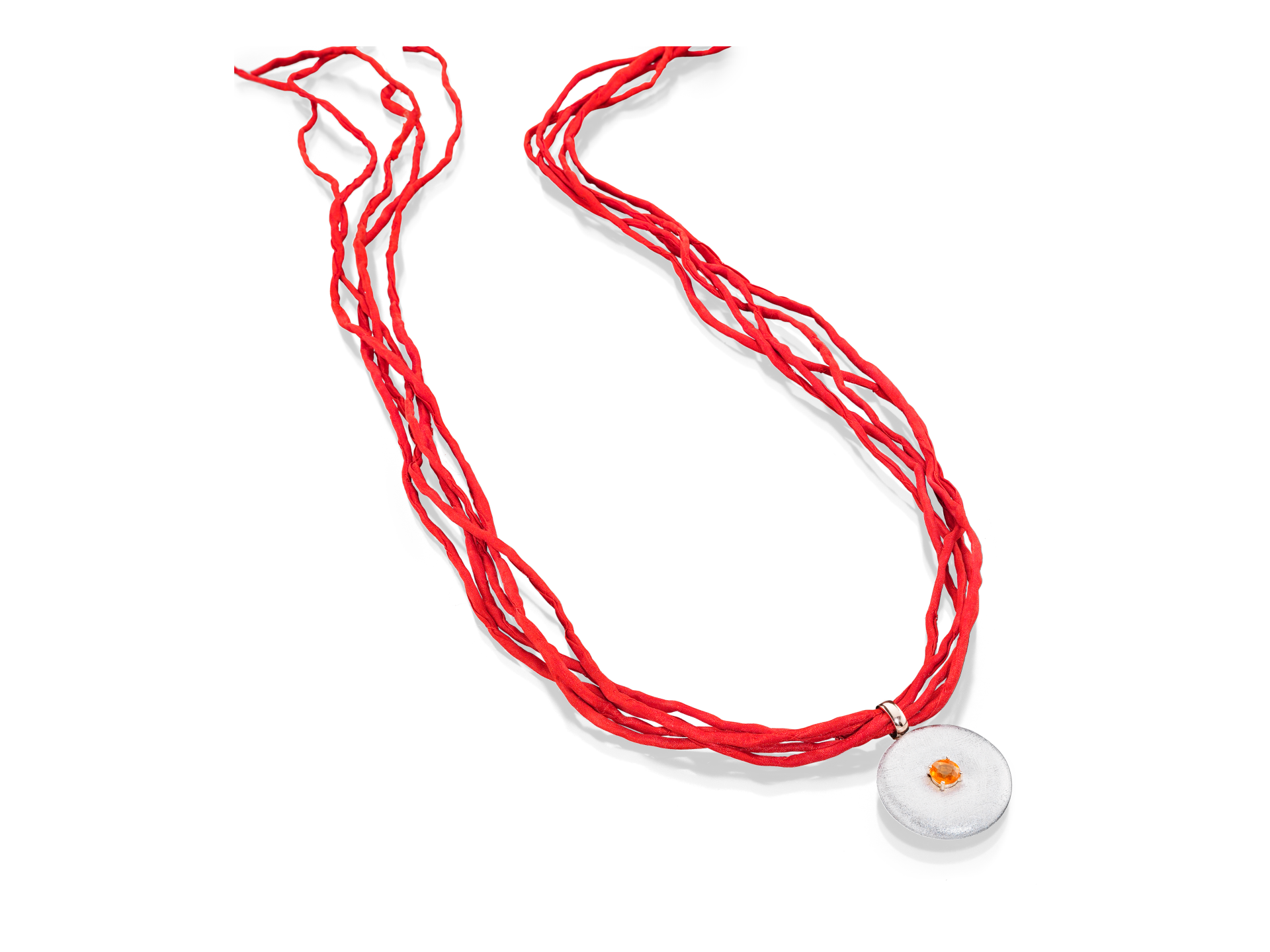 Schullins METEORITEN HALSKETTE ist eine mehrreihige Halskette aus roten Kordeln mit einem runden weißen Anhänger, der in der Mitte durch ein orangefarbenes Detail hervorgehoben wird, das an die Brillanz eines strahlenden Feueropals erinnert.