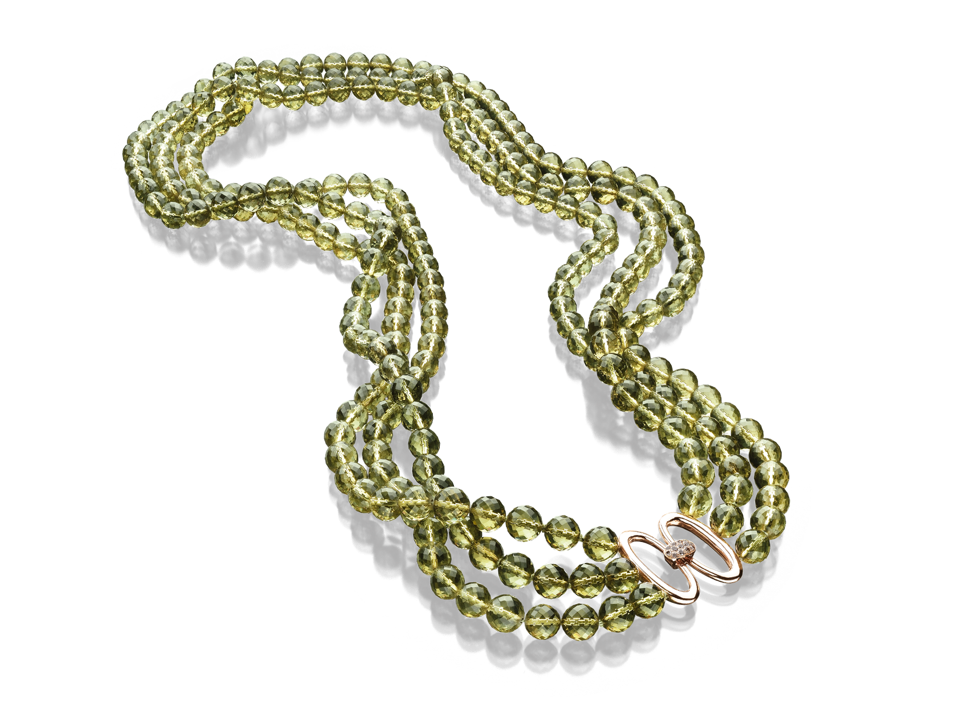 Eine BERNSTEIN-KETTE von Schullin mit einem dreisträngigen Design aus durchscheinenden, hellgrünen Perlen mit einem dekorativen Roségold-Schließe.