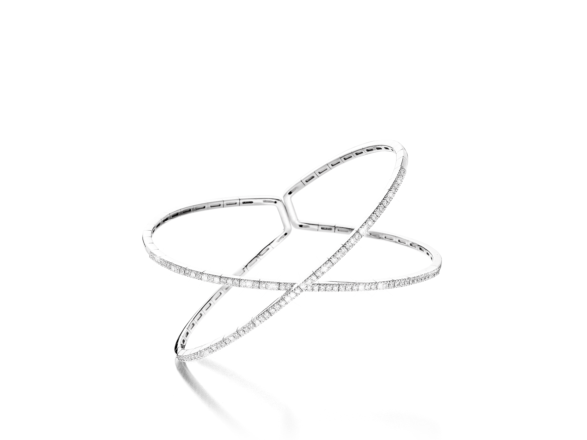 Das DIAMANT ARMREIF von Schullin ist ein exquisites, schmales Armband aus Weißgold. Es zeigt ein markantes Doppelschleifen-Design, das mit kleinen Diamanten verziert ist, was ihm einen eleganten und schimmernden Look verleiht. Das Armreif wird elegant vor einem schlichten weißen Hintergrund präsentiert.