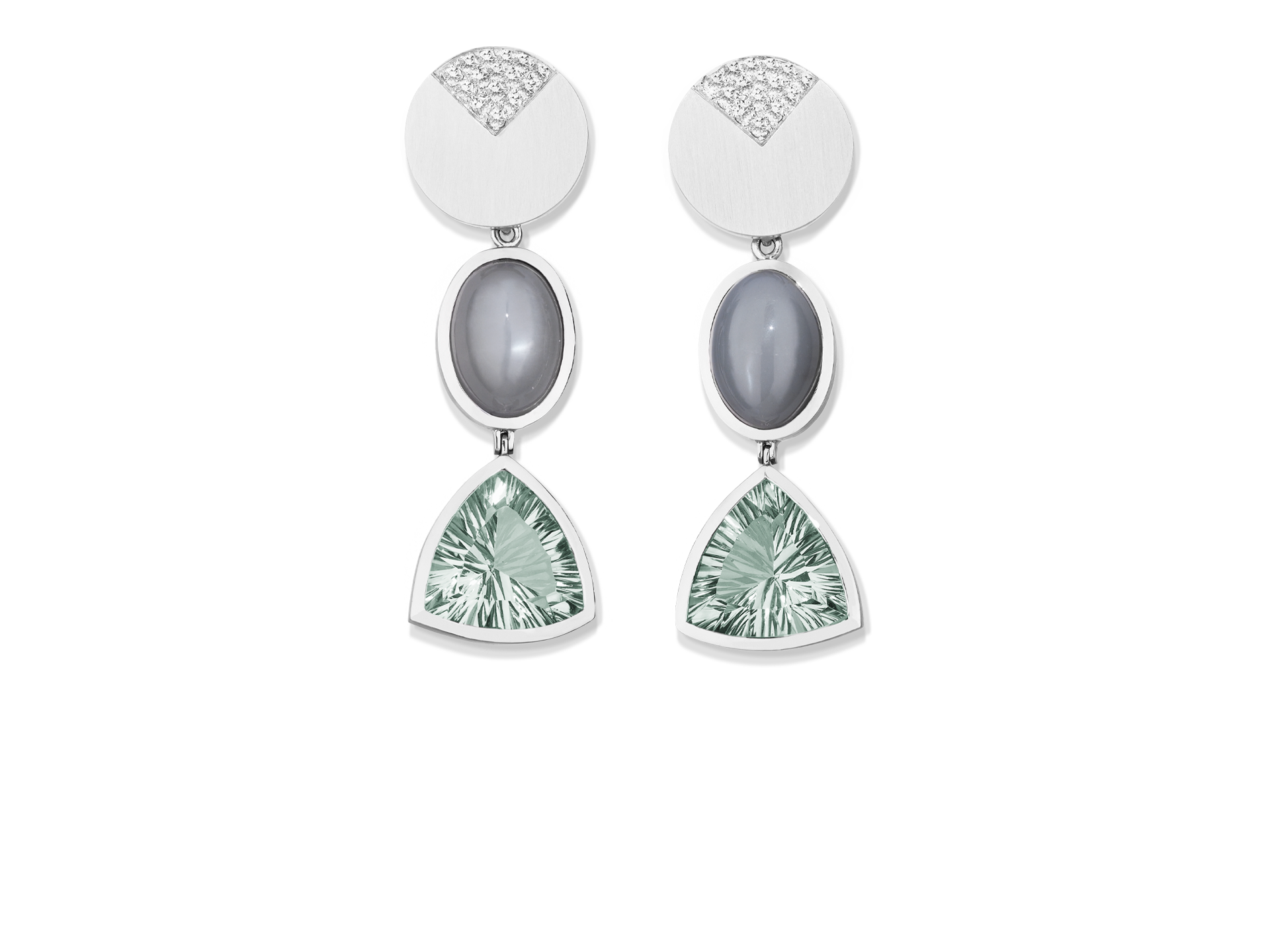 Wir präsentieren die PRASIOLITH OHRRINGE von Schullin, ein Paar elegante Silberohrringe mit einem runden strukturierten Ohrstecker, einem ovalen grauen Stein und einem dreieckigen Prasiolith-Edelstein, alle im Stufenstil für einen modernen und schicken Look gestaltet.