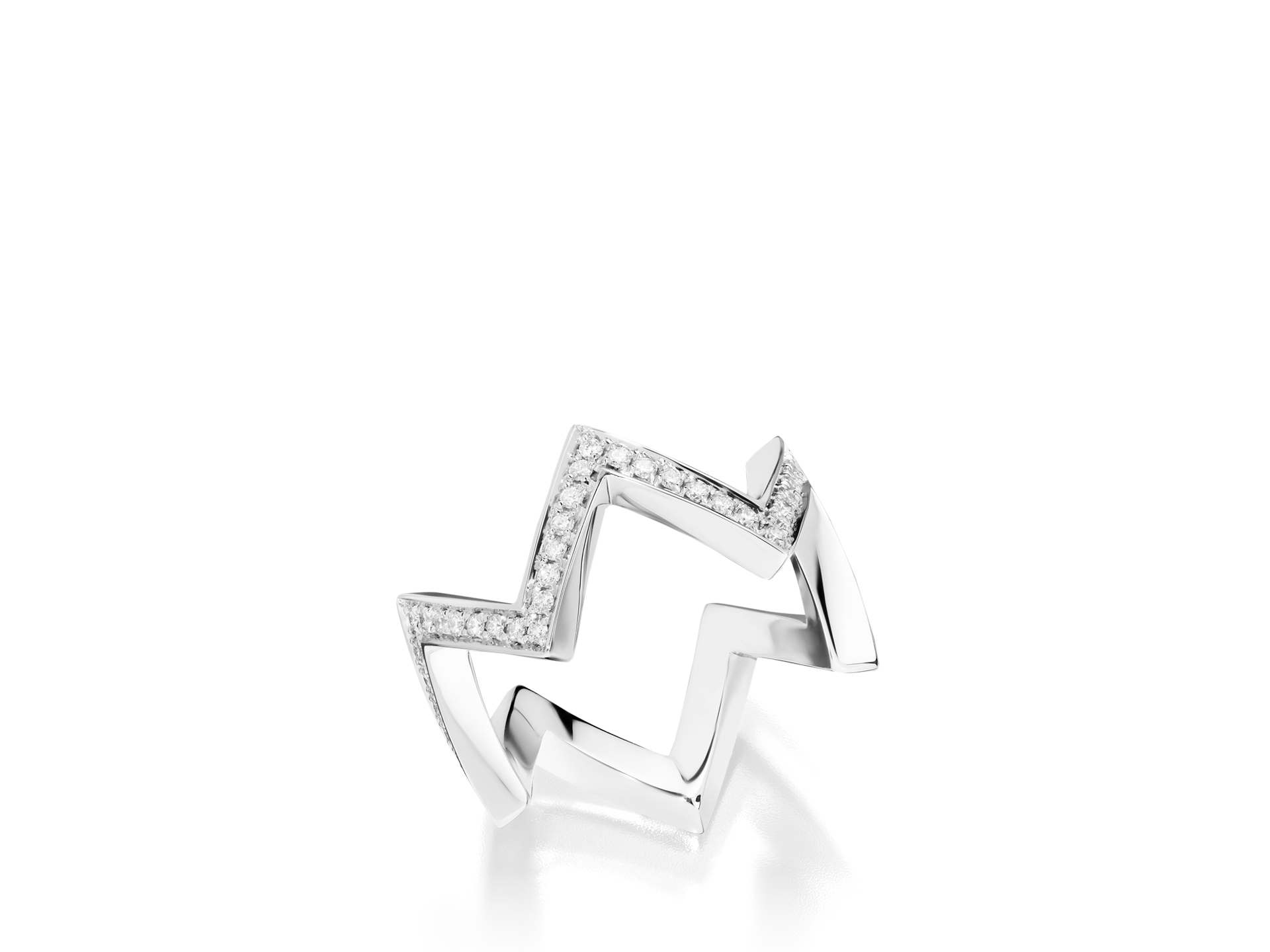 Wir präsentieren den DIAMANTRING von Schullin: ein modernes Stück aus Weißgold mit einem Blitzdesign mit komplizierten Zickzackmustern, teilweise verziert mit kleinen Diamanten auf weißem Hintergrund. Dieser Ring strahlt einen eleganten, geometrischen Stil aus und verbindet mühelos scharfe Winkel mit exquisiten Details.