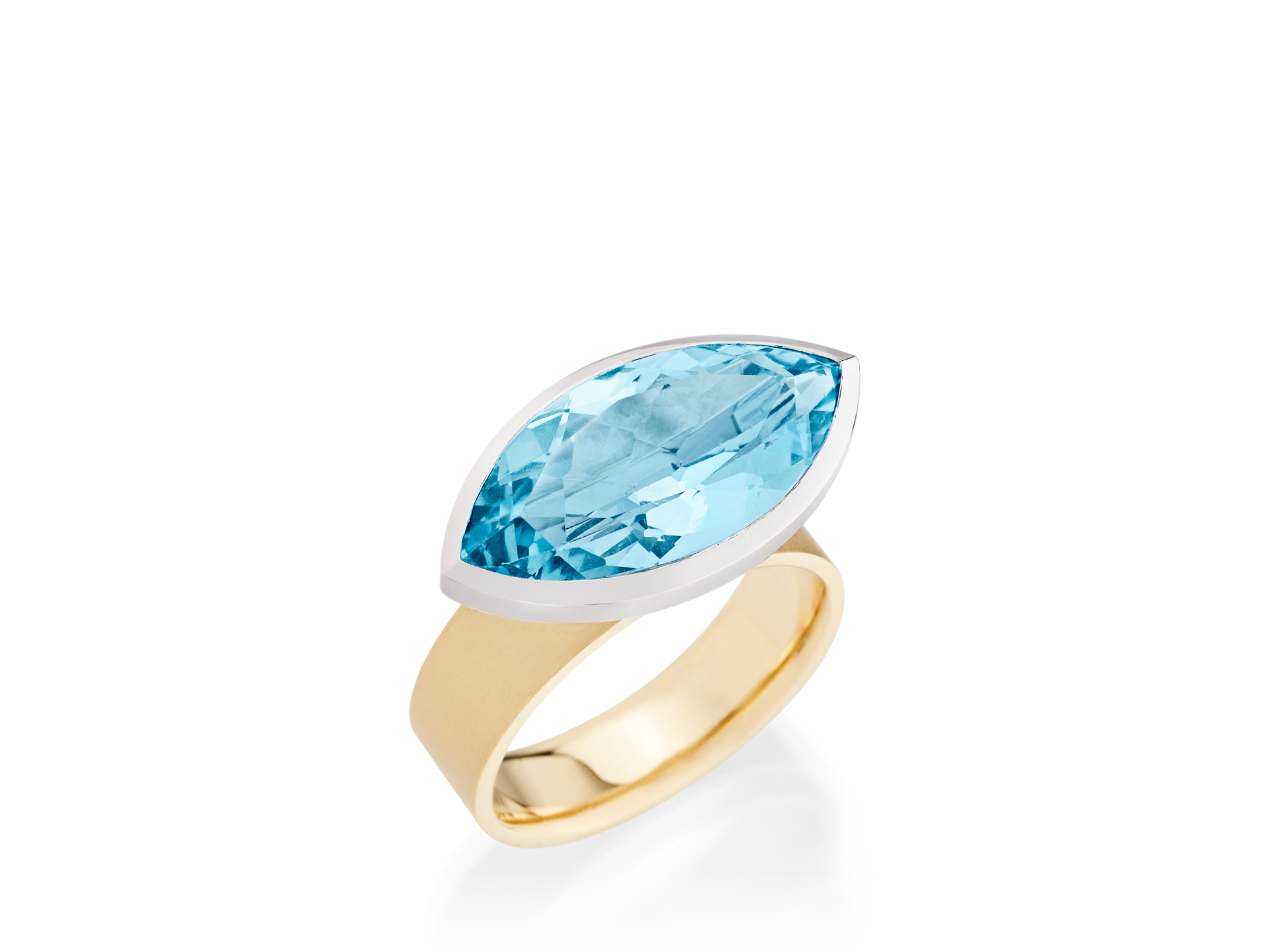 Wir präsentieren den Schullin TOPAS RING: ein atemberaubendes Stück aus Gelbgold, das einen großen Topas im Marquiseschliff zeigt, der elegant in eine minimalistische Fassung eingebettet ist. Das breite, polierte Band verstärkt das Lichtspiel und enthüllt die bezaubernden Blautöne des Steins.