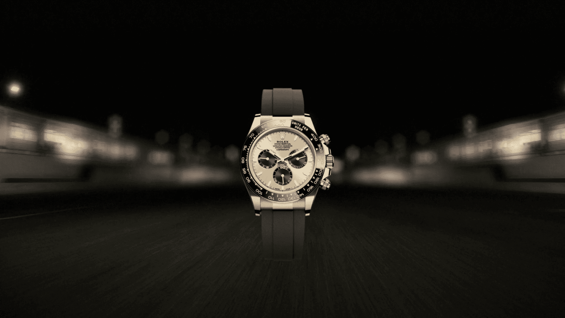 Eine luxuriöse Armbanduhr mit schwarzem Armband und elegantem silbernem Zifferblatt wird vor einem verschwommenen, dunklen Hintergrund präsentiert, was das elegante Design und die Handwerkskunst der Uhr hervorhebt.