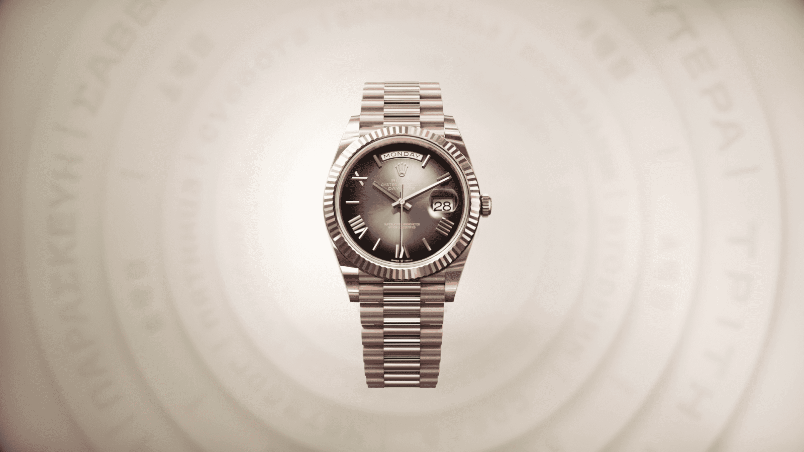 In der Bildmitte ist eine silberne Armbanduhr mit geriffelter Lünette und Datumsanzeige auf der rechten Seite des Zifferblatts zu sehen. Im Hintergrund ist verschwommen Text in verschiedenen Sprachen zu sehen. Die Uhr hat ein Metallarmband.