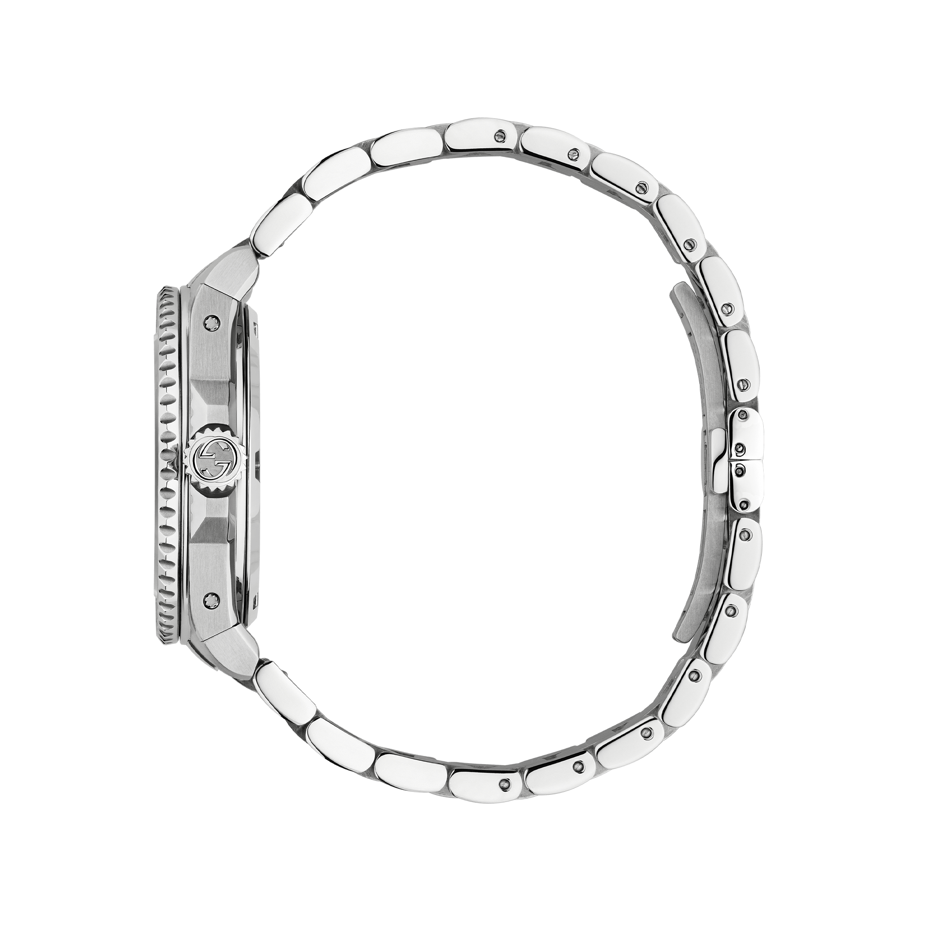 Seitenansicht einer silbernen GUCCI DIVE-Armbanduhr von Schullin mit Edelstahlgehäuse und Gliederarmband vor schwarzem Hintergrund. Die Uhr verfügt über eine strukturierte Lünette, ein GG-Logo und eine Krone an der Seite, wobei jedes Armbandglied mit kleinen Schrauben versehen ist.
