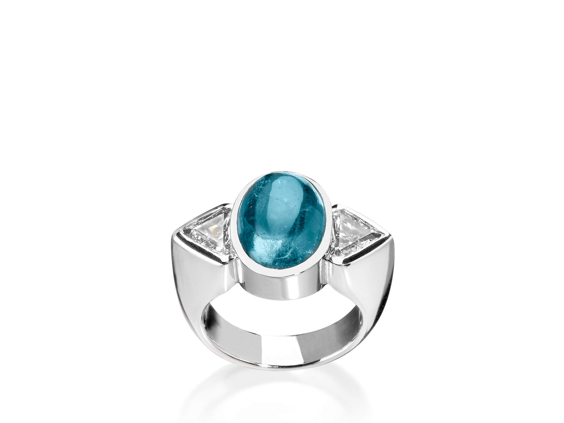 Der AQUAMARINRING von Schullin präsentiert einen exquisiten ovalen Aquamarin-Edelstein als Mittelstück, flankiert von zwei dreieckigen klaren Steinen. Das fachmännisch gefertigte Weißgoldband verleiht dem Stück eine elegante und raffinierte Note.