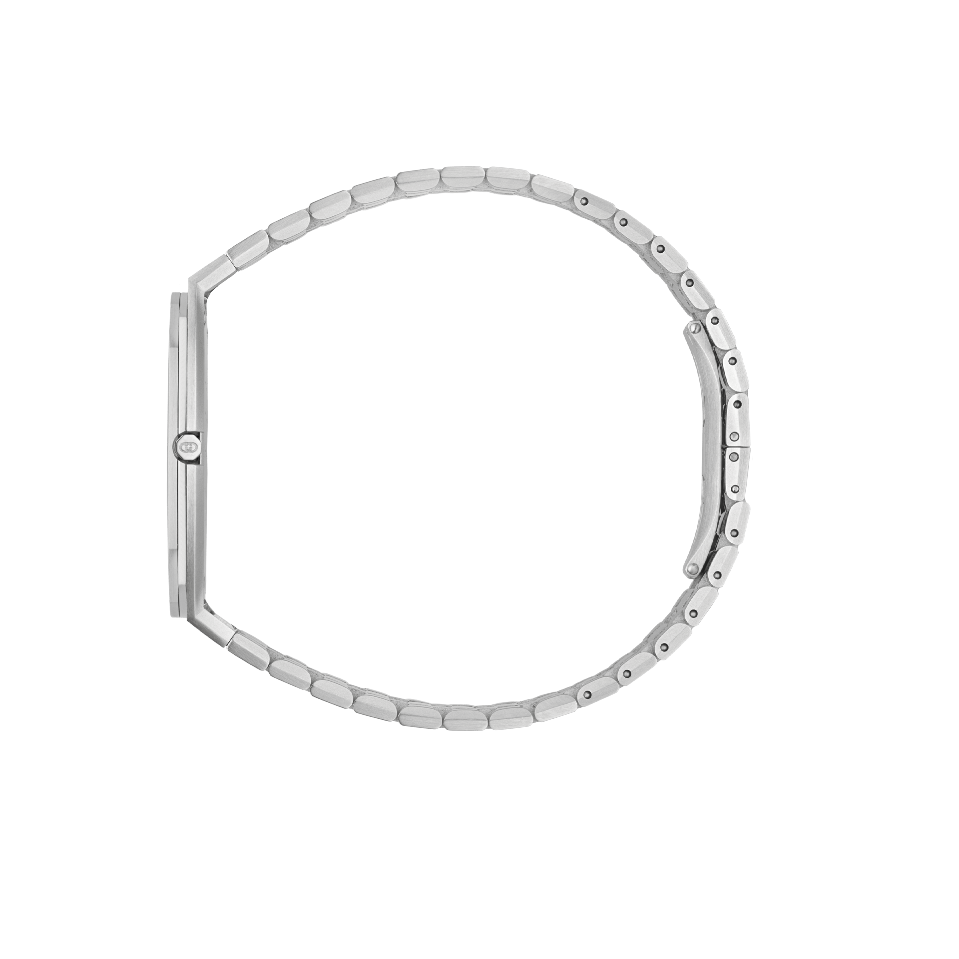 Seitenansicht der GUCCI 25H Armbanduhr von Schullin, die ihr dünnes, minimalistisches Design mit einem silbernen Edelstahlarmband zeigt. Das Armband verfügt über elegant verbundene Glieder vor einem einfarbig grünen Hintergrund.