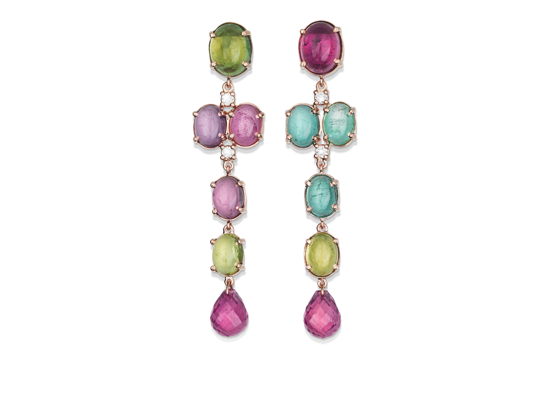 Die TURMALIN OHRRGEHÄNGE von Schullin sind elegante Kronleuchterohrringe, die mit grünen, rosa und blauen Edelsteinen verziert sind und an der Unterseite einen tropfenförmigen rosa Stein aufweisen, alles wunderschön eingefasst in einen silbernen Rahmen.