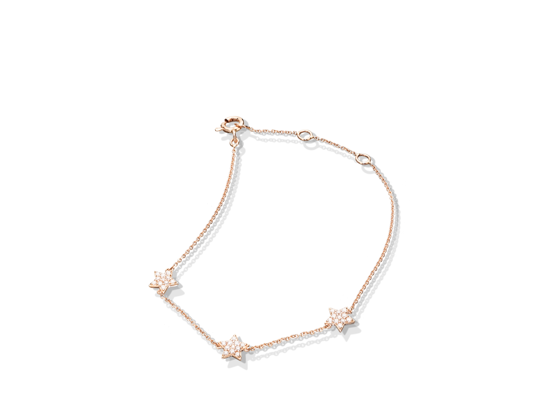 Das STERNEN ARMBAND von Schullin ist ein zartes Armband aus Roségold, das mit drei sternförmigen Anhängern verziert ist, die mit kleinen funkelnden Steinen besetzt sind. Es zeichnet sich durch ein schlichtes, elegantes Design aus und verfügt über einen Verschluss, der einen Hauch zeitloser Eleganz verleiht.