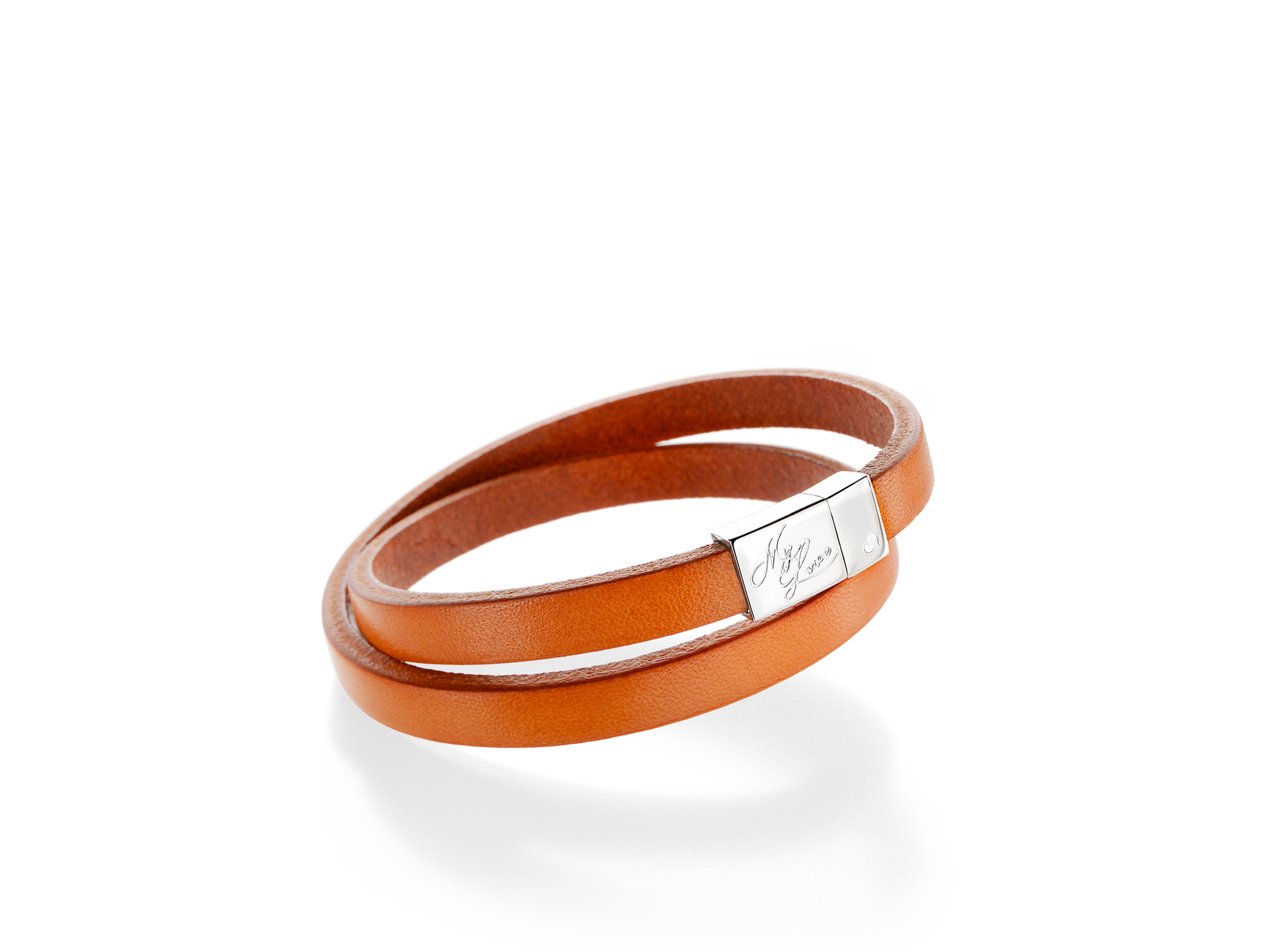 Wir präsentieren das ARMBAND MY LOVE von Schullin: ein stilvolles, doppelt gewickeltes Armband aus braunem Leder, verziert mit einem glänzenden Verschluss aus 925er Sterlingsilber und einem eleganten „My Love“-Gravurdesign.