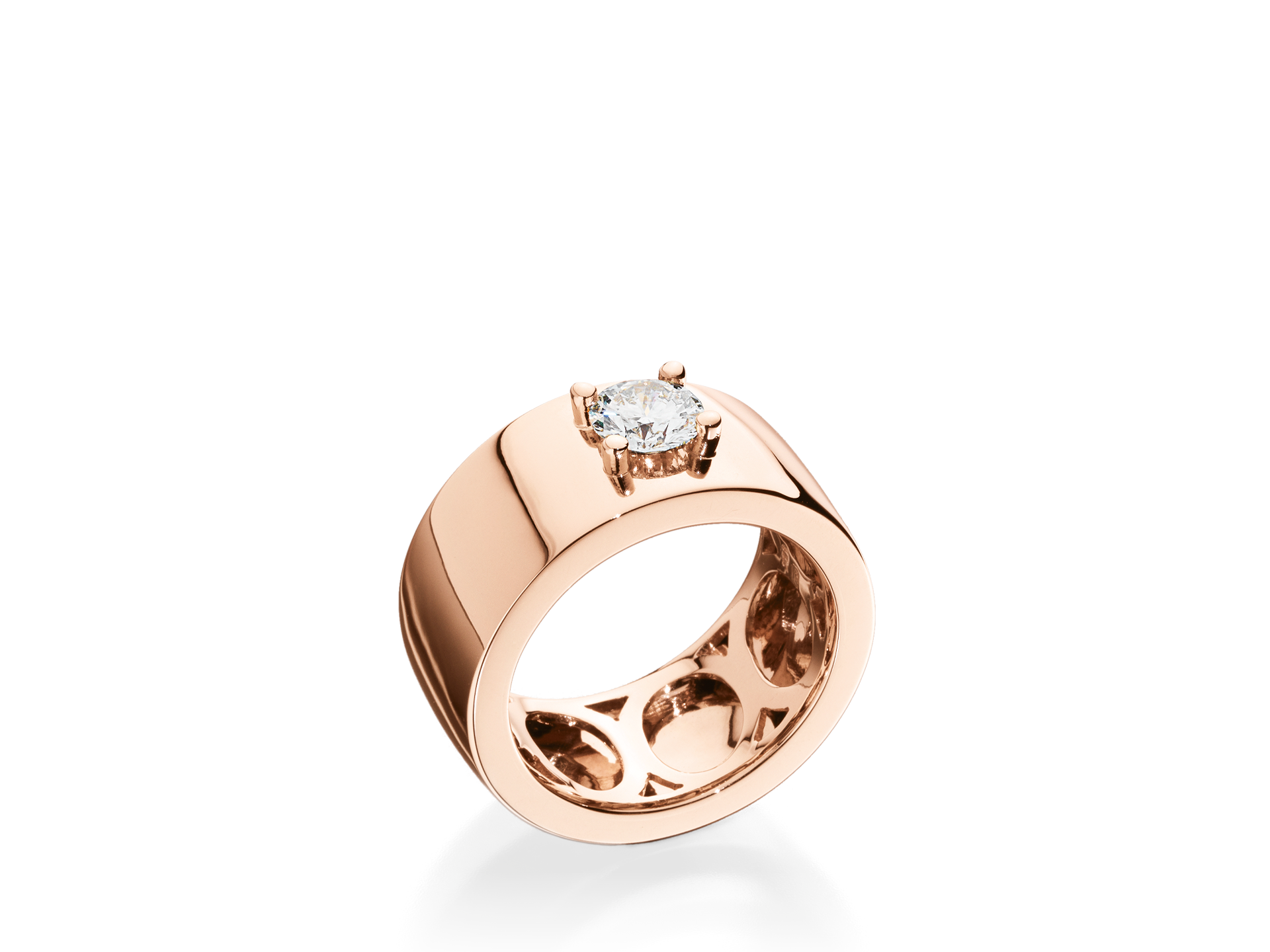 Der DIAMANTRING von Schullin ist ein bemerkenswertes Statement-Stück aus Roségold mit einem breiten Band mit offenen, kreisförmigen Ausschnitten und einem elegant darauf eingelassenen Solitärdiamanten.