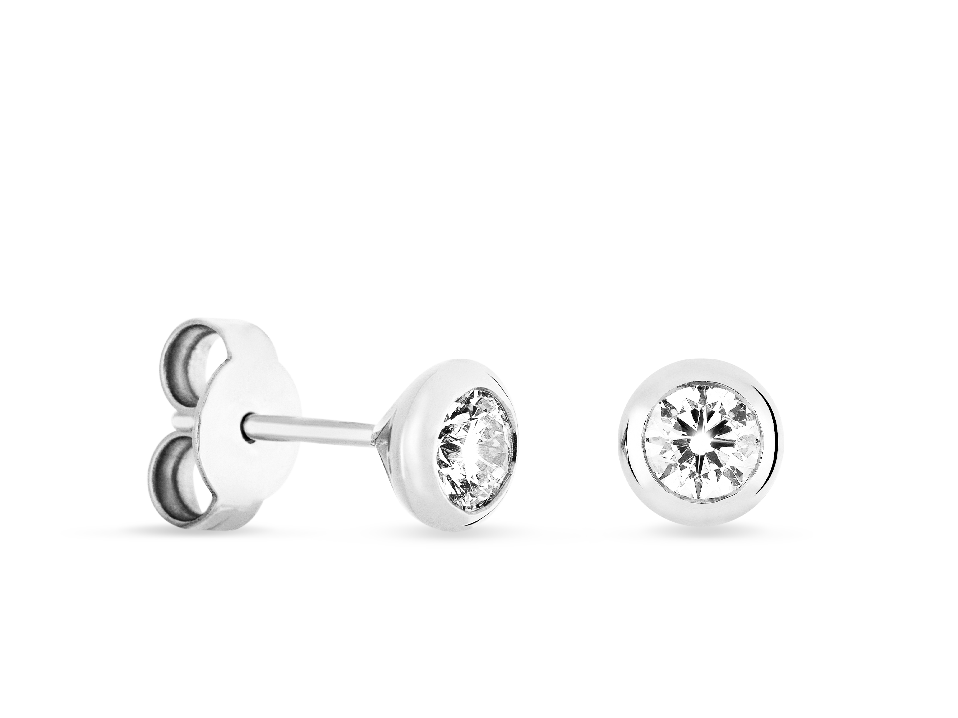 Hier ist eine überarbeitete Version des Satzes anhand der bereitgestellten Produktdaten:
Ein Paar Schullin SOLITÄR OHRSTECKER aus 18 Karat Weißgold verfügt über klare, runde Edelsteine mit einem Gesamtgewicht von 0,78 Karat. Diese Ohrringe zeichnen sich durch ein schlankes, minimalistisches Design aus, das Licht reflektiert und so ihre polierte Oberfläche hervorhebt, die sich elegant vor einem weißen Hintergrund abhebt.