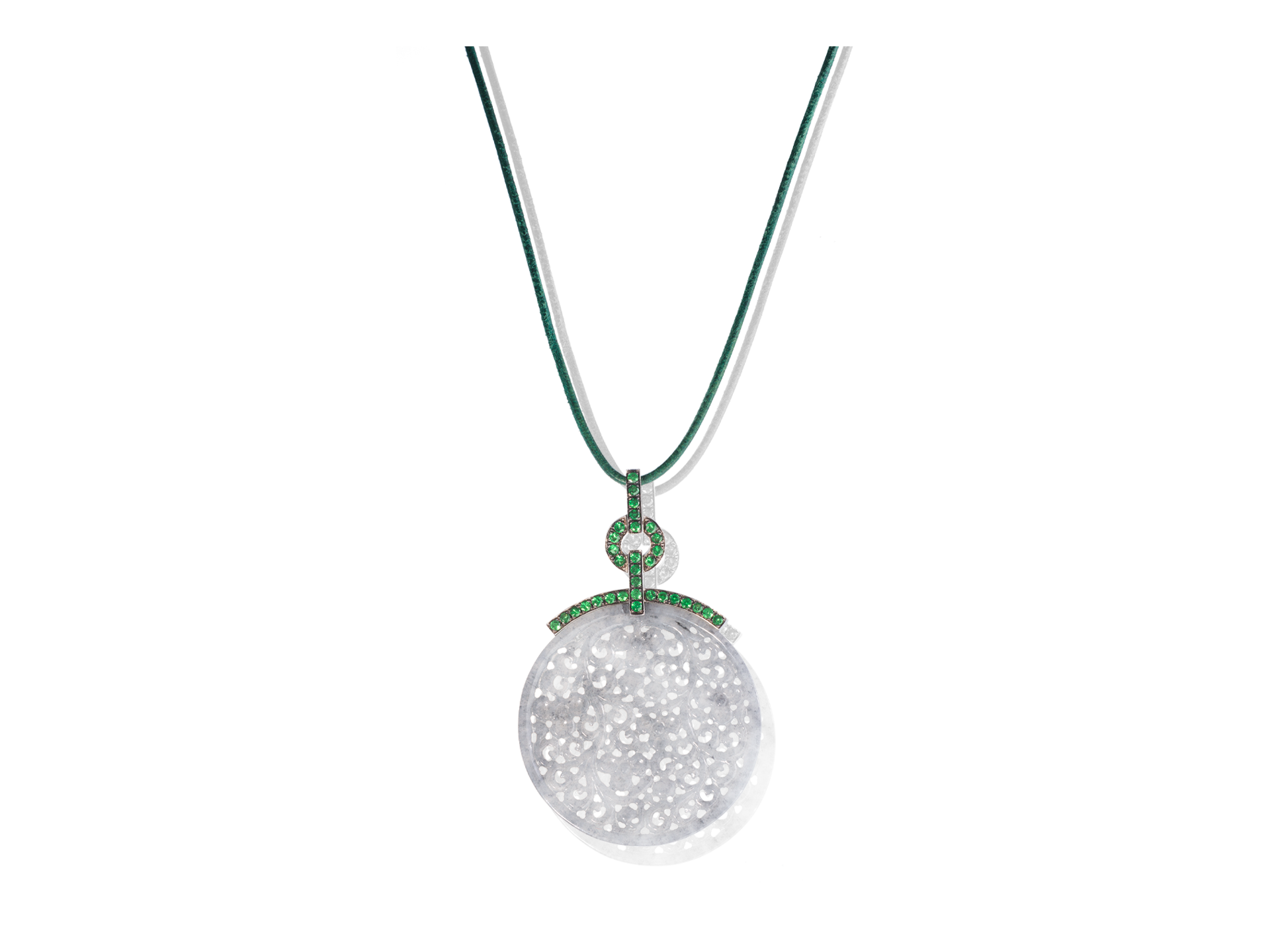 Die JADE KETTE von Schullin ist ein runder, elegant strukturierter Anhänger an einer dünnen schwarzen Halskette mit einem Cluster-Design mit grünen Akzenten an der Oberseite. Der Anhänger strahlt mit seiner mattierten, durchscheinenden Oberfläche eine elegante Ausstrahlung aus.