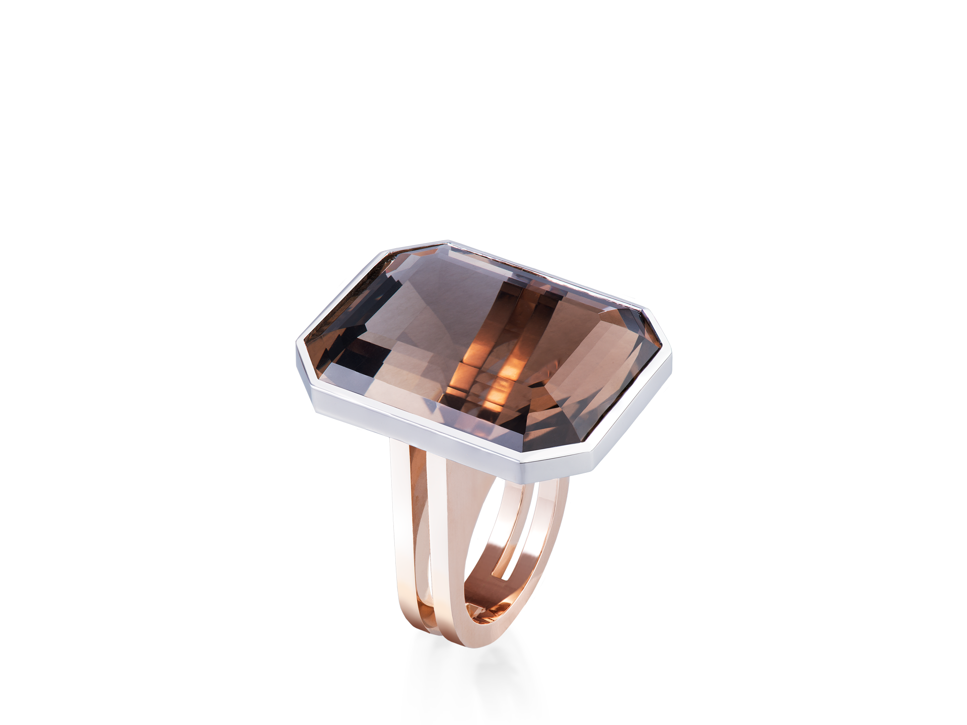 Der Schullin RAUCHQUARZ RING zeigt einen markanten, rechteckigen, facettierten Rauchquarz-Edelstein in einem auffälligen geometrischen Design, das das Licht wunderbar einfängt. Der Ring ist aus 18 Karat Weißgold gefertigt und verfügt über ein poliertes Metallfinish, das seine Eleganz vor einem schlichten weißen Hintergrund unterstreicht.