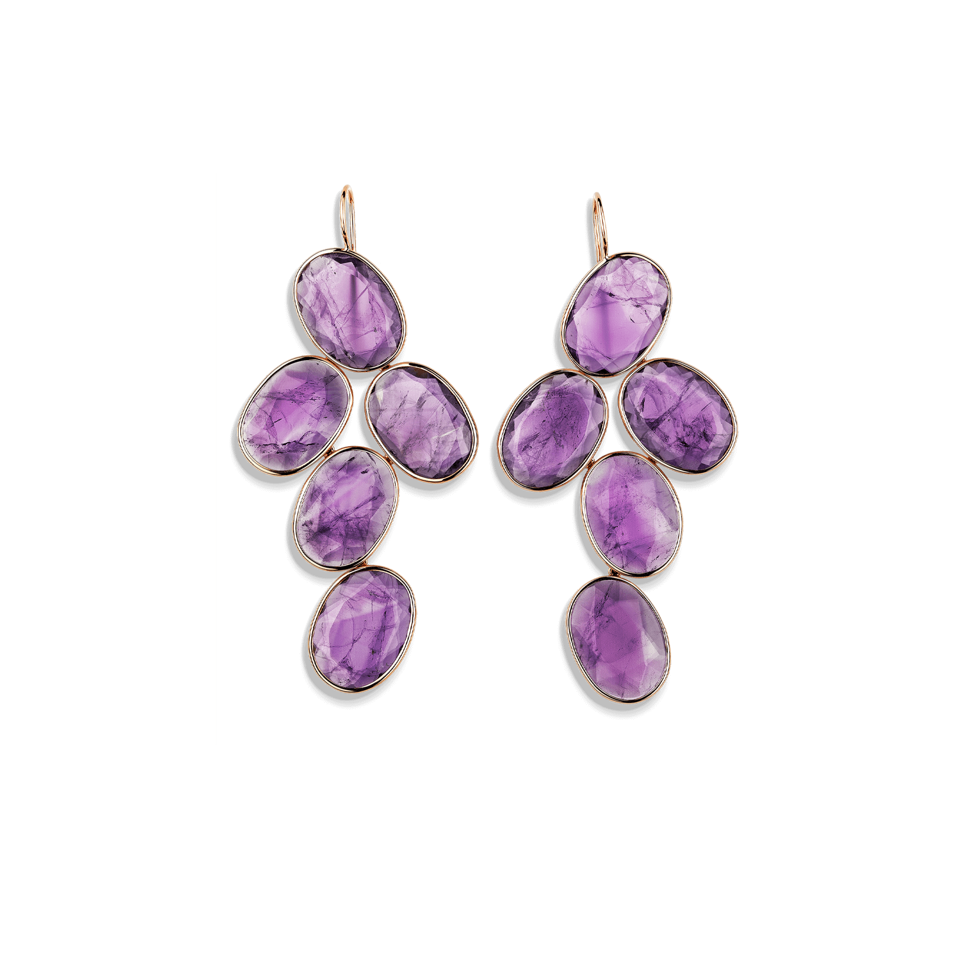 Ein Paar elegante AMETHYST OHRGEHÄNGE von Schullin zeigt mehrere ovale Amethyste in einem Rahmen aus Roségold, die in einem exquisiten Clustermuster vor einem schwarzen Hintergrund angeordnet sind.
