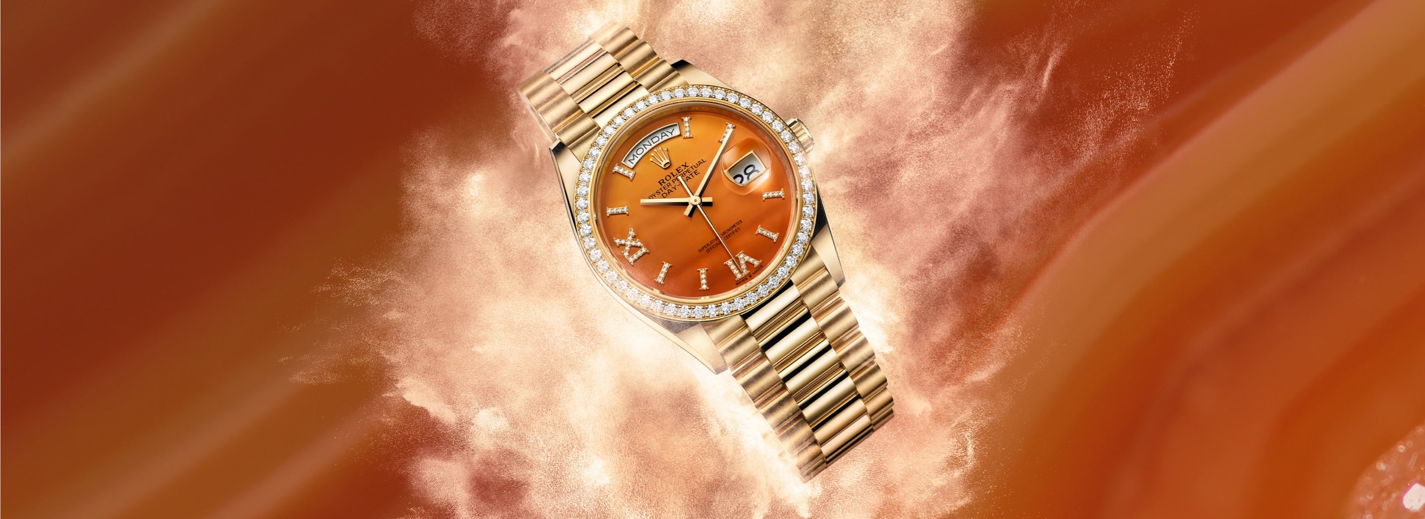Eine luxuriöse goldene Armbanduhr mit einem glänzenden goldenen Armband und einem orangefarbenen Zifferblatt mit Sonnenschliff. Sie verfügt über diamantene Stundenmarkierungen, römische Ziffern und ein Datumsfenster bei 3 Uhr, vor einem wirbelnden Hintergrund aus orangefarbenen und goldenen Farbtönen.