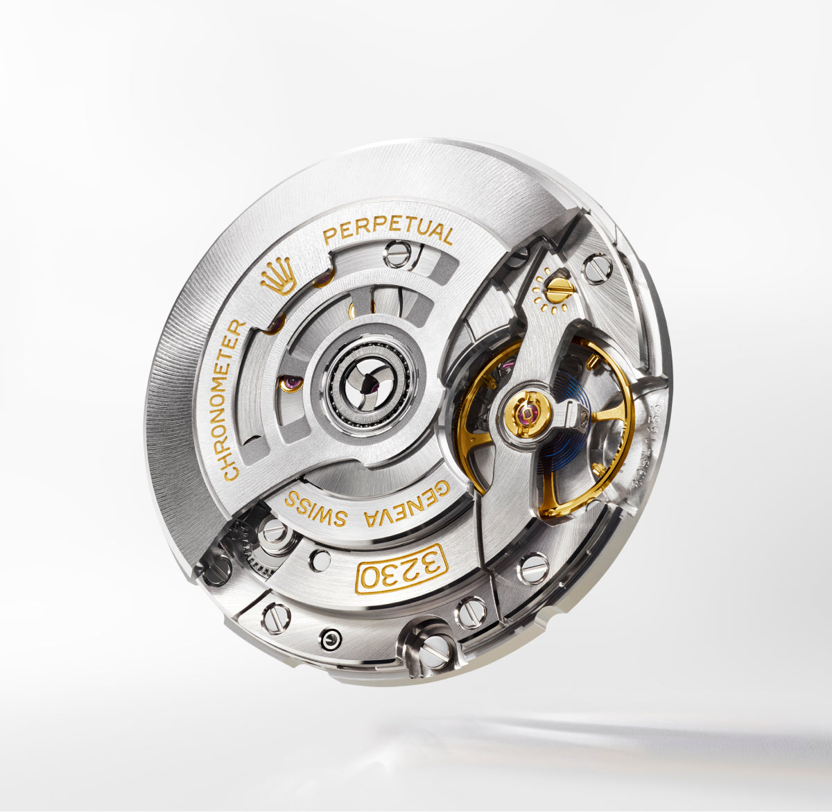 Nahaufnahme eines Luxusuhrwerks mit sichtbaren Zahnrädern, goldenen Details und der eingravierten Aufschrift PERPETUAL, CHRONOMETER, SWISS, GENEVA und 3230 auf einem metallischen, runden Mechanismus.