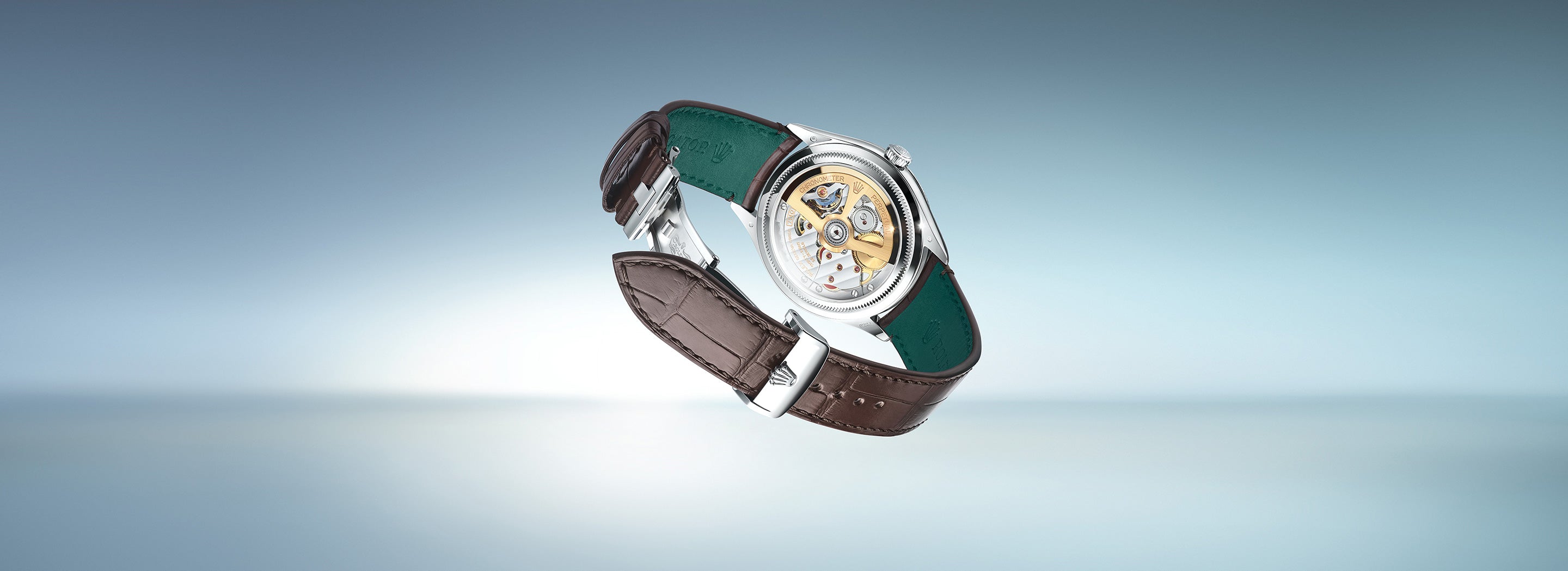 Eine Armbanduhr mit braunem Lederarmband und sichtbaren inneren Mechanismen schwebt vor einem Hintergrund mit Farbverlauf in Blau. Die detaillierten Zahnräder und Bewegungen werden im transparenten Gehäuse der Uhr hervorgehoben.