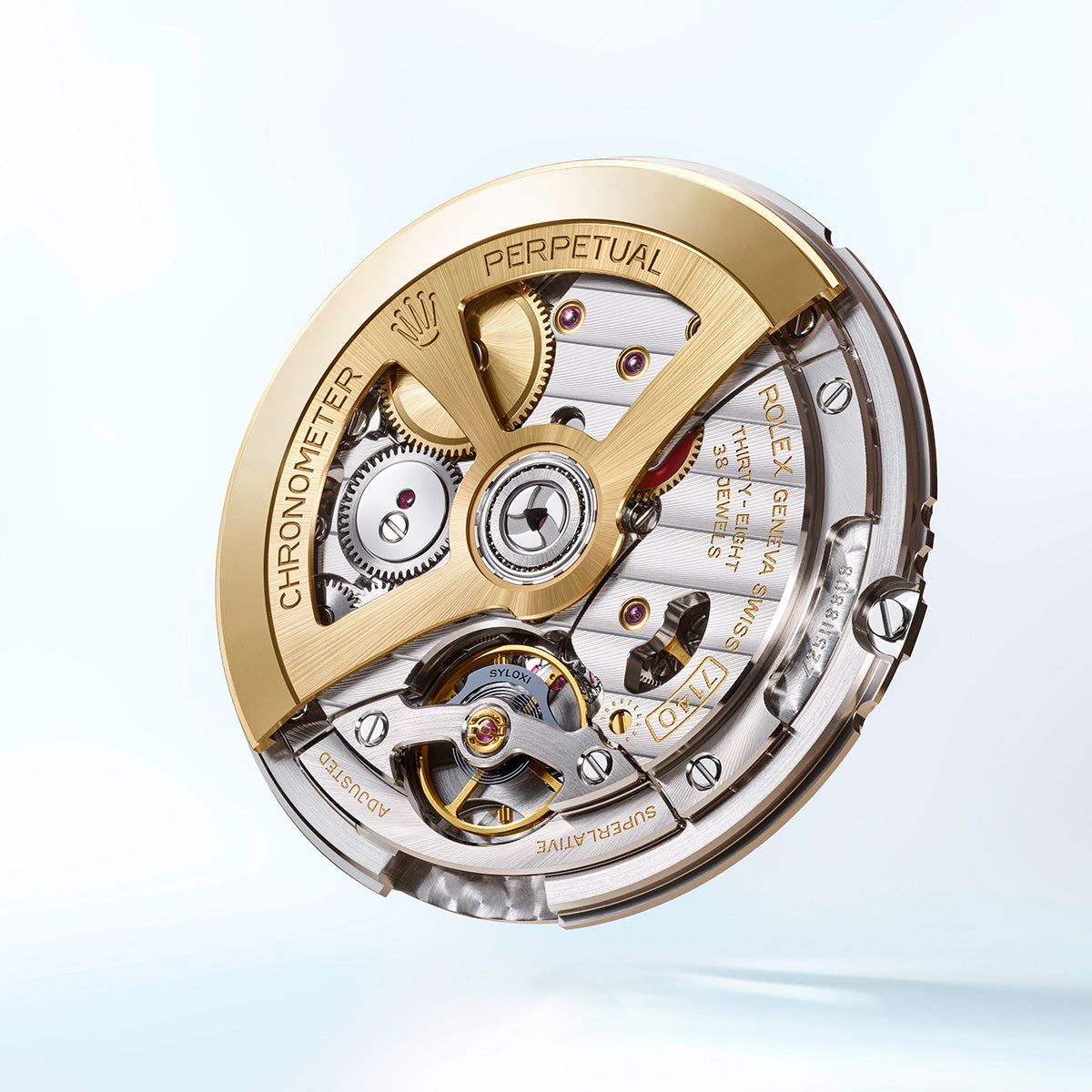 Nahaufnahme eines Luxusuhrwerks mit komplexen Zahnrädern und Komponenten. Das Design umfasst goldene Akzente und Gravuren und zeigt hochwertige Handwerkskunst vor einem hellen Hintergrund.