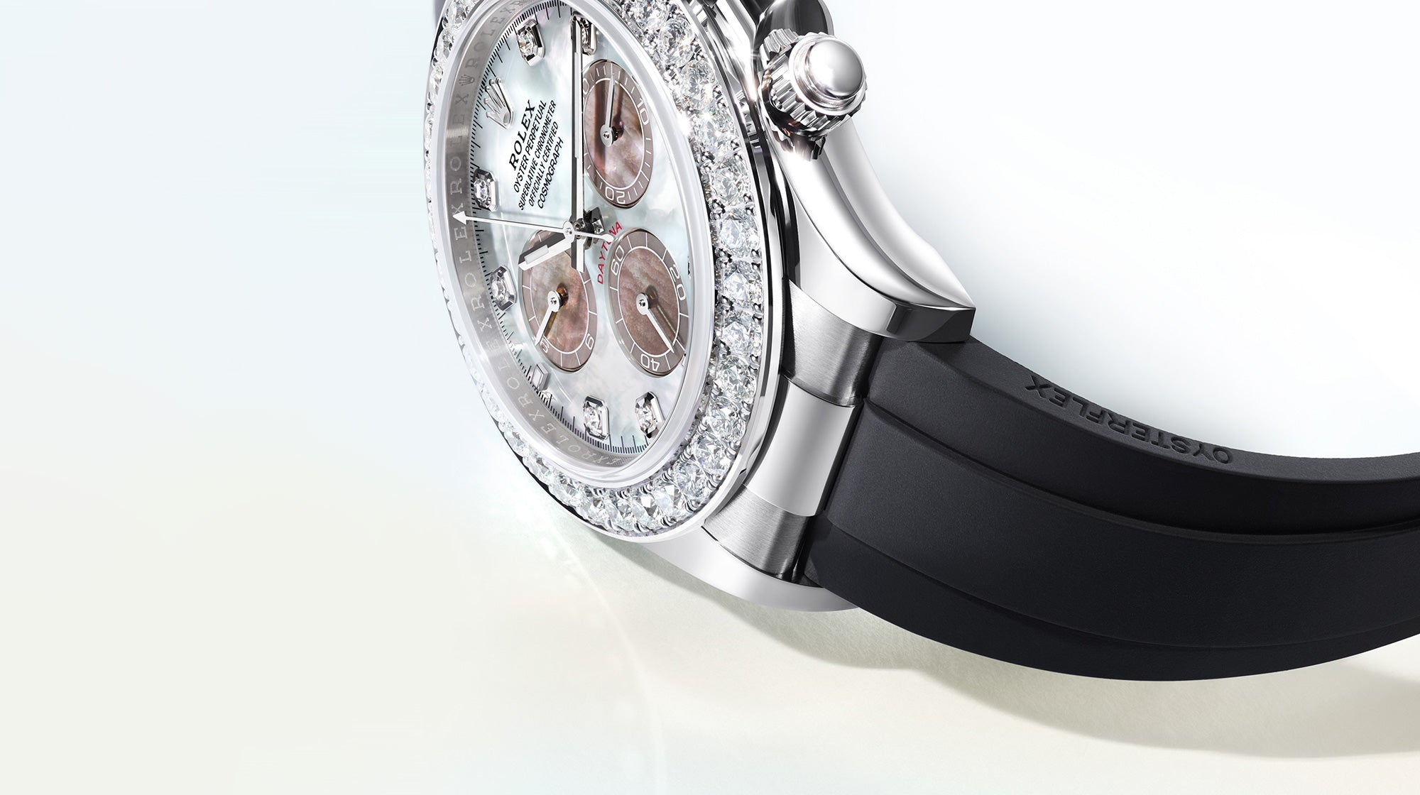 Eine Luxusuhr mit diamantbesetzter Lünette, schwarzem Armband und einem detaillierten Zifferblatt mit mehreren kleineren Zifferblättern. Die Uhr wird vor einem hellen Hintergrund mit Farbverlauf angezeigt.