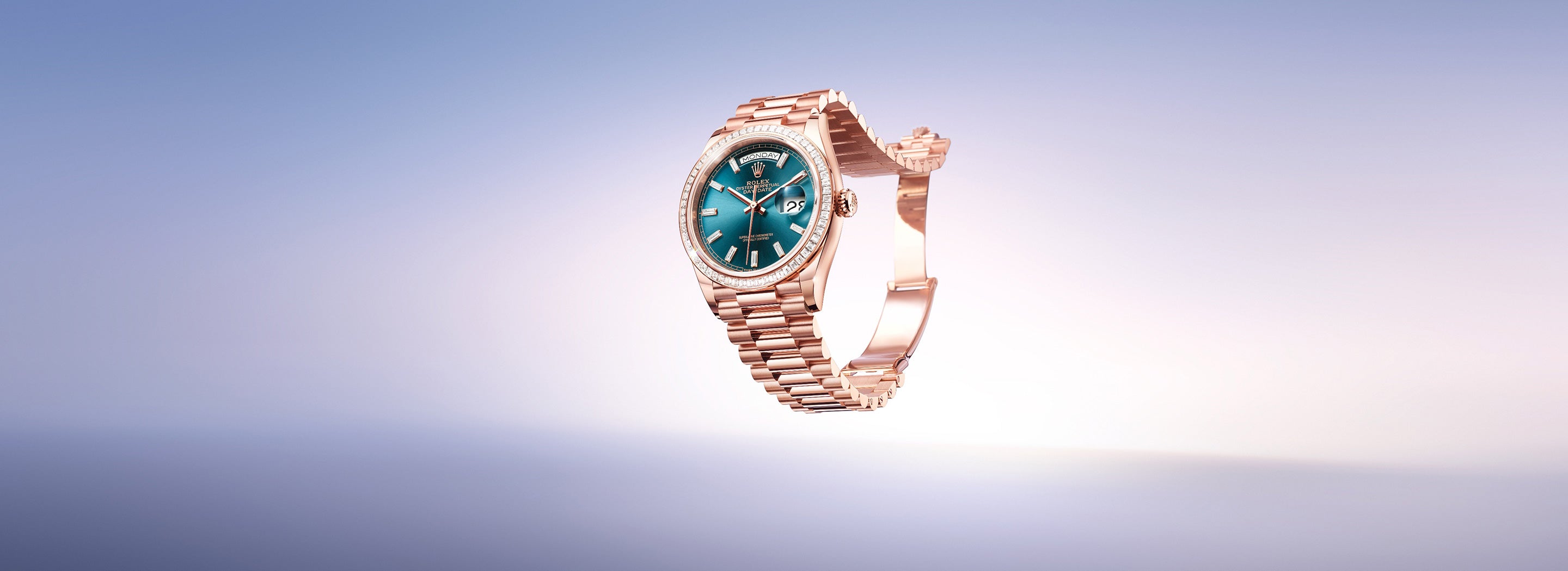 Eine Armbanduhr aus Roségold mit blaugrünem Zifferblatt schwebt anmutig vor einem Hintergrund mit sanftem Farbverlauf. Die Uhr verfügt über ein Armband und römische Ziffern und zeigt ungefähr 10:10 Uhr an.
