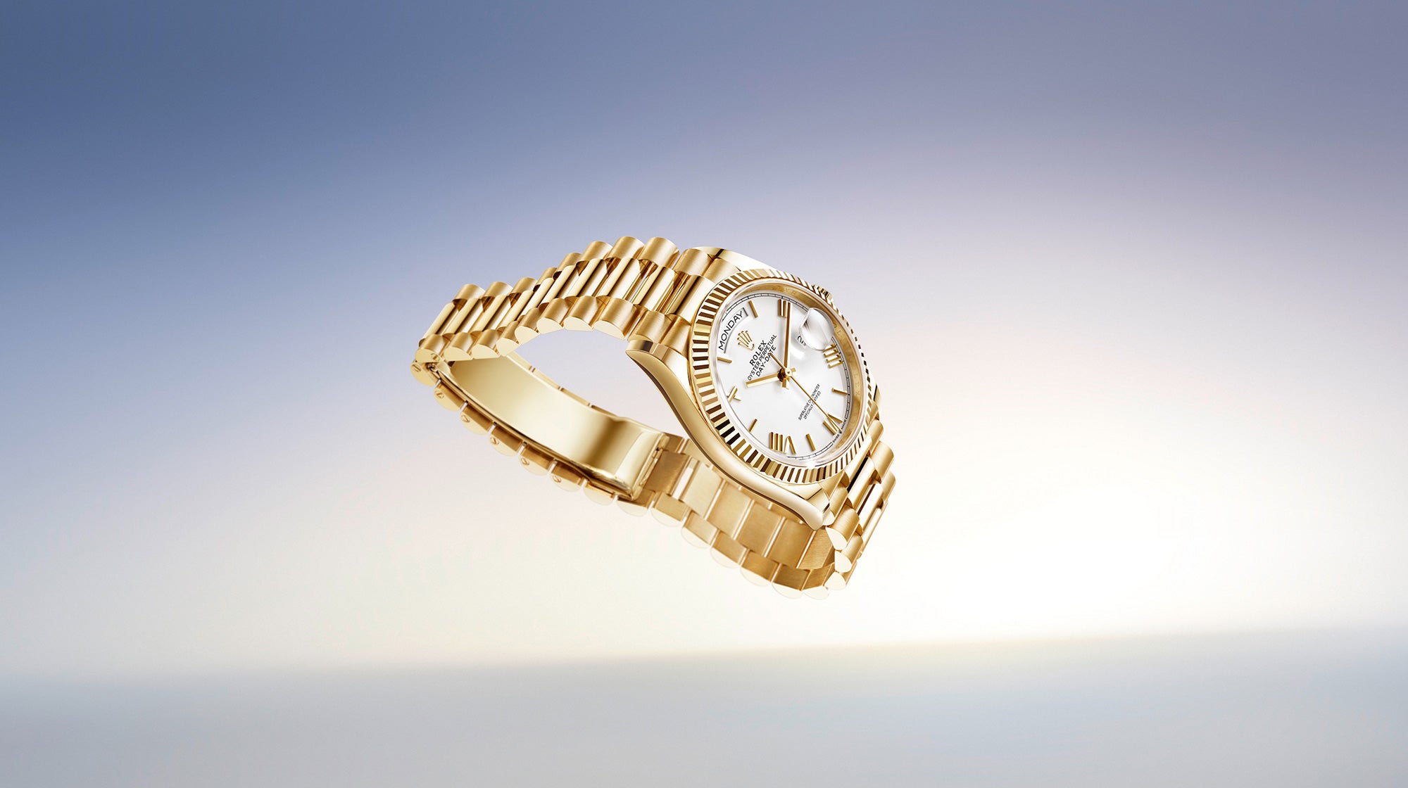 Eine goldene Armbanduhr mit einem polierten Metallarmband und einem weißen Zifferblatt schwebt vor einem hellen Hintergrund mit Farbverlauf. Die Uhr verfügt über römische Ziffern und eine geriffelte Lünette und strahlt ein elegantes und luxuriöses Erscheinungsbild aus.