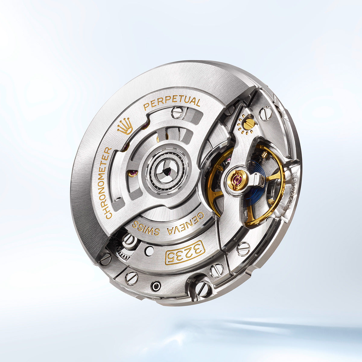 Nahaufnahme eines silbernen mechanischen Uhrwerks mit komplizierten Zahnrädern und Aufschriften wie „Perpetual“ und „Chronometer“. Der Hintergrund ist ein weicher, leichter Farbverlauf.