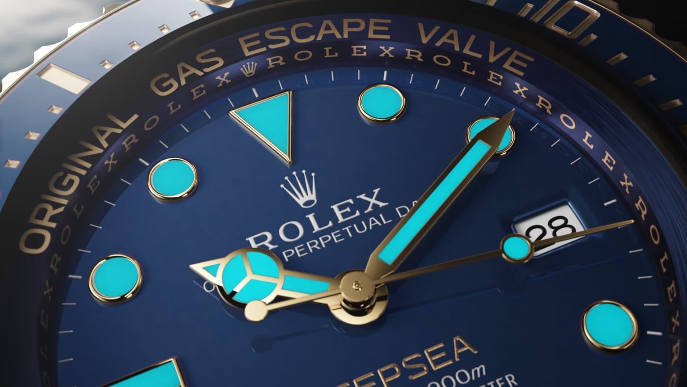 Nahaufnahme eines blauen Rolex-Zifferblatts mit leuchtenden Markierungen und Zeigern. Auf der Lünette steht „Original Gas Escape Valve“. Der Markenname und das Emblem sind ebenso sichtbar wie die Datumsanzeige.