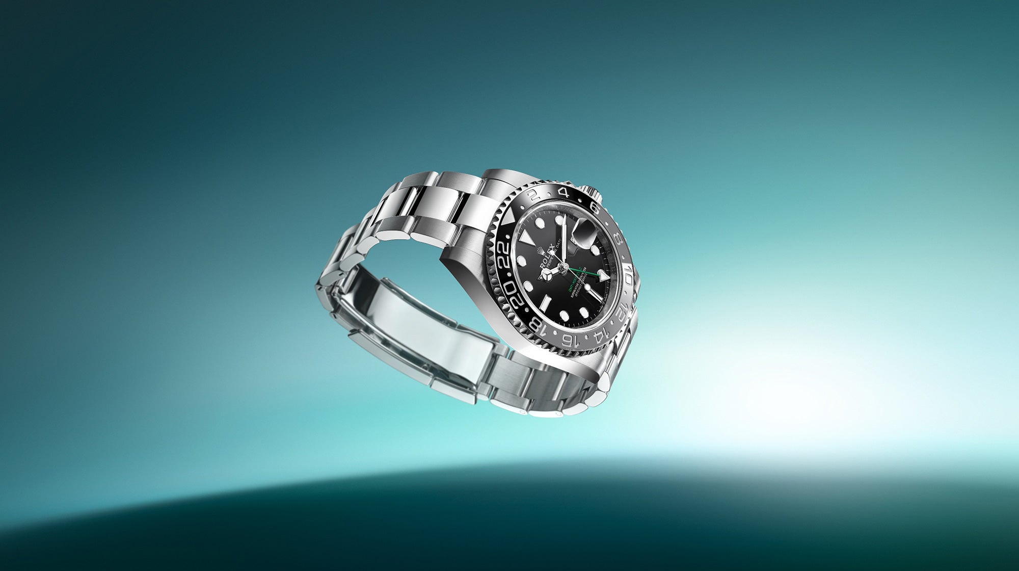 Eine luxuriöse silberne Armbanduhr mit schwarzem Zifferblatt und Leuchtmarkierungen sowie drehbarer Lünette. Die Uhr ist auf einem blaugrünen Farbverlaufshintergrund angebracht, was ihr ein elegantes und elegantes Erscheinungsbild verleiht.