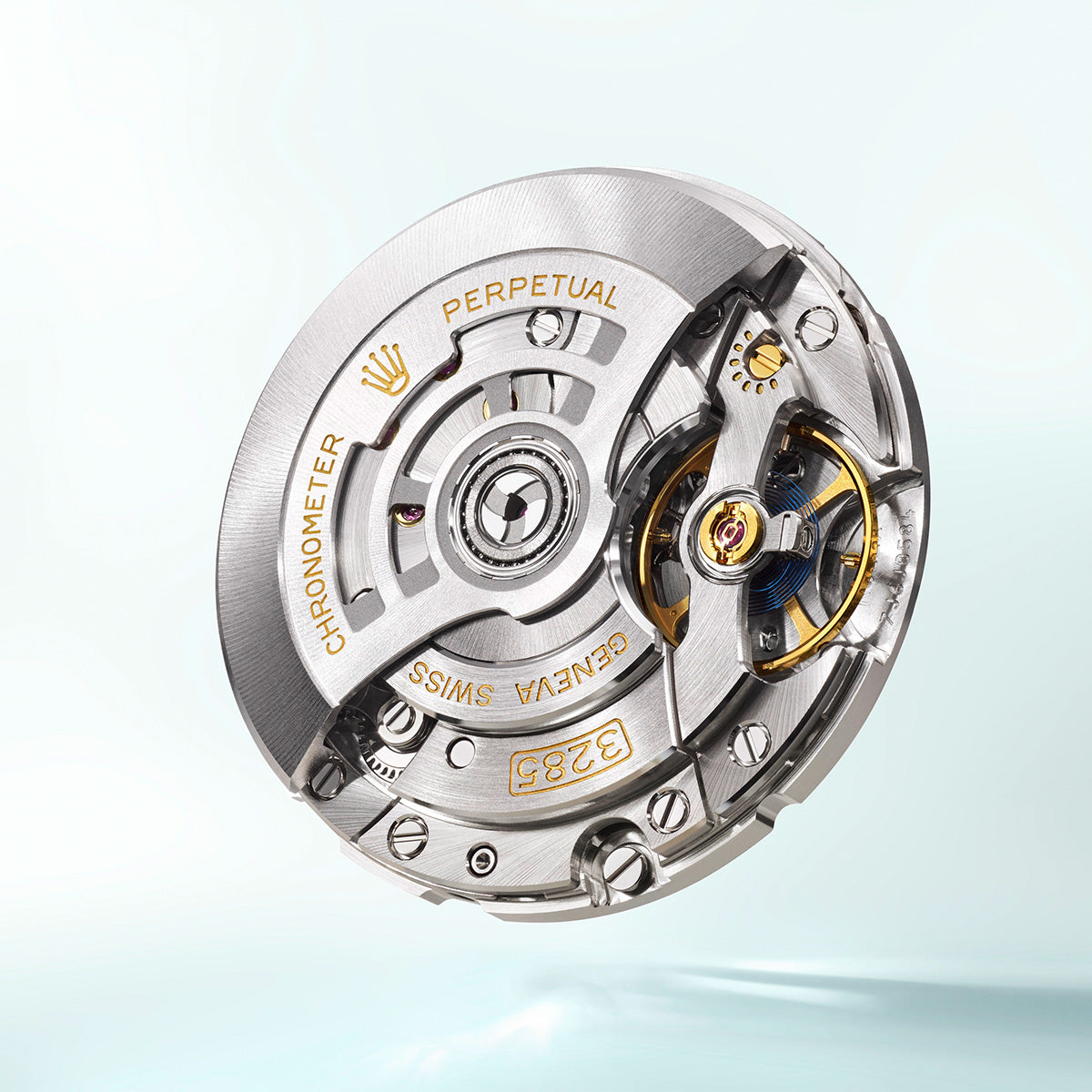 Nahaufnahme eines mechanischen Uhrwerks mit komplizierten Zahnrädern und Komponenten. Das Design zeichnet sich durch Silber- und Goldtöne, eingravierten Text und Präzisionstechnik aus. Der Hintergrund ist in einem sanften Hellblau gehalten.
