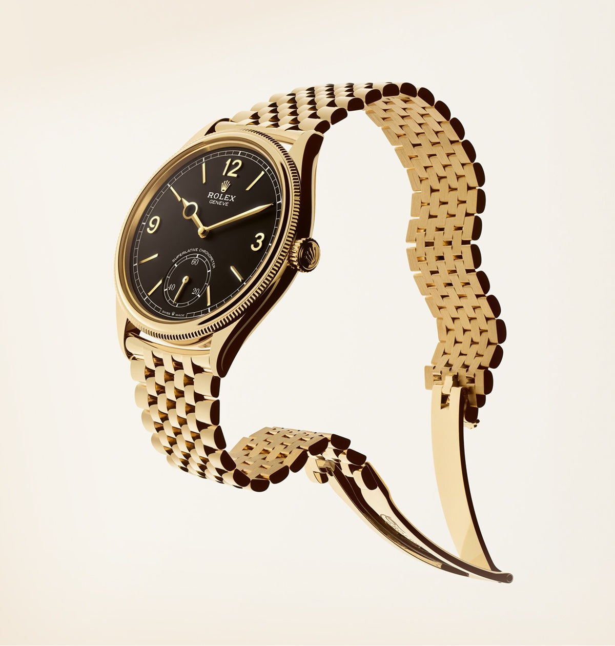 Eine goldene Rolex-Armbanduhr mit schwarzem Zifferblatt, goldenen Indexen und einem goldenen Metallgliederarmband wird vor einem hellbeigen Hintergrund gezeigt. Die Uhr wird in einem Winkel präsentiert, der ihr elegantes Design hervorhebt.