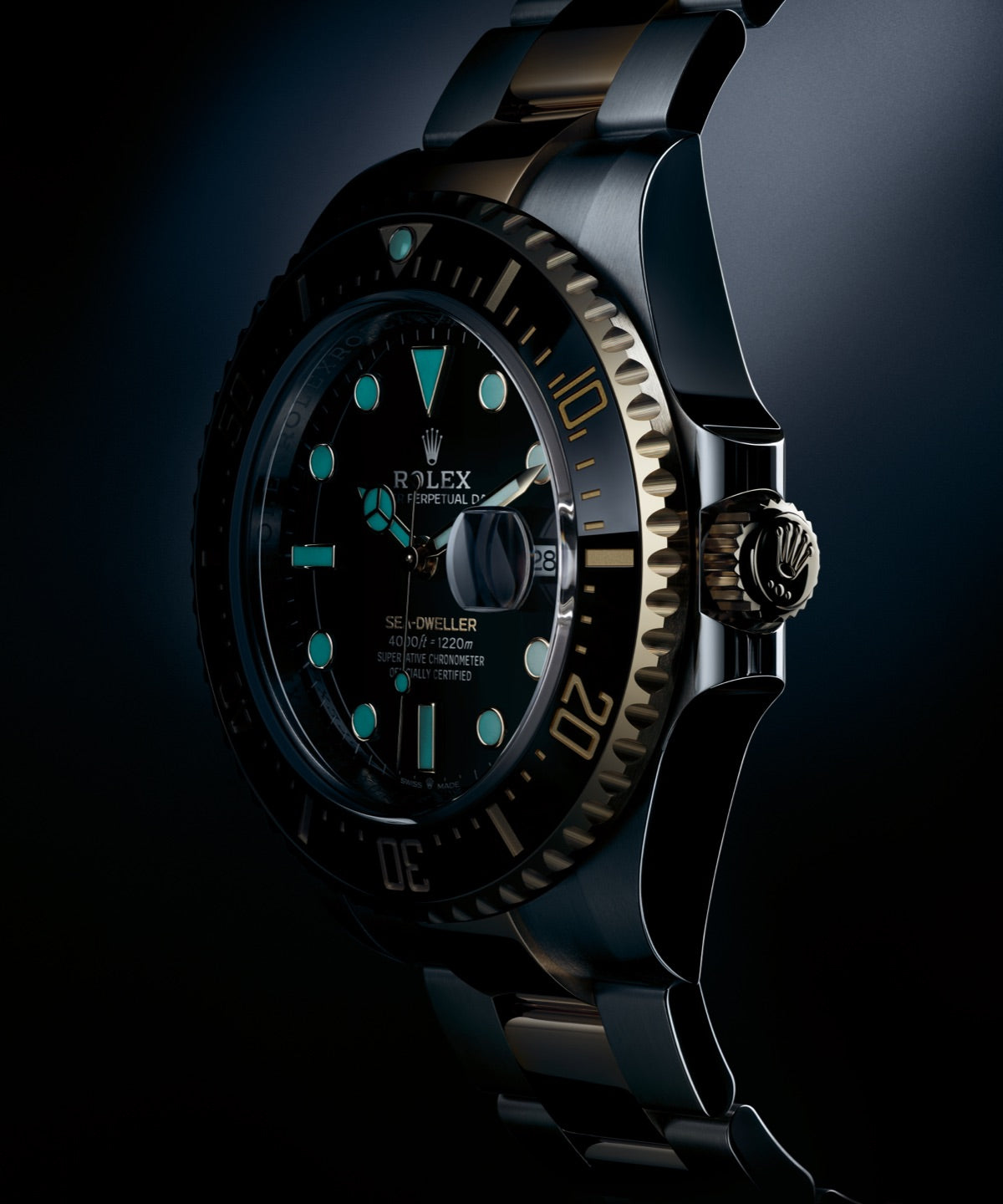 Eine Nahaufnahme einer Luxus-Taucheruhr mit elegantem schwarz-goldenem Design. Das Zifferblatt verfügt über leuchtende Markierungen und eine Datumsanzeige. Die Uhr ist so geneigt, dass ihre strukturierte Lünette und das glänzende Metallarmband vor einem dunklen Hintergrund zur Geltung kommen.
