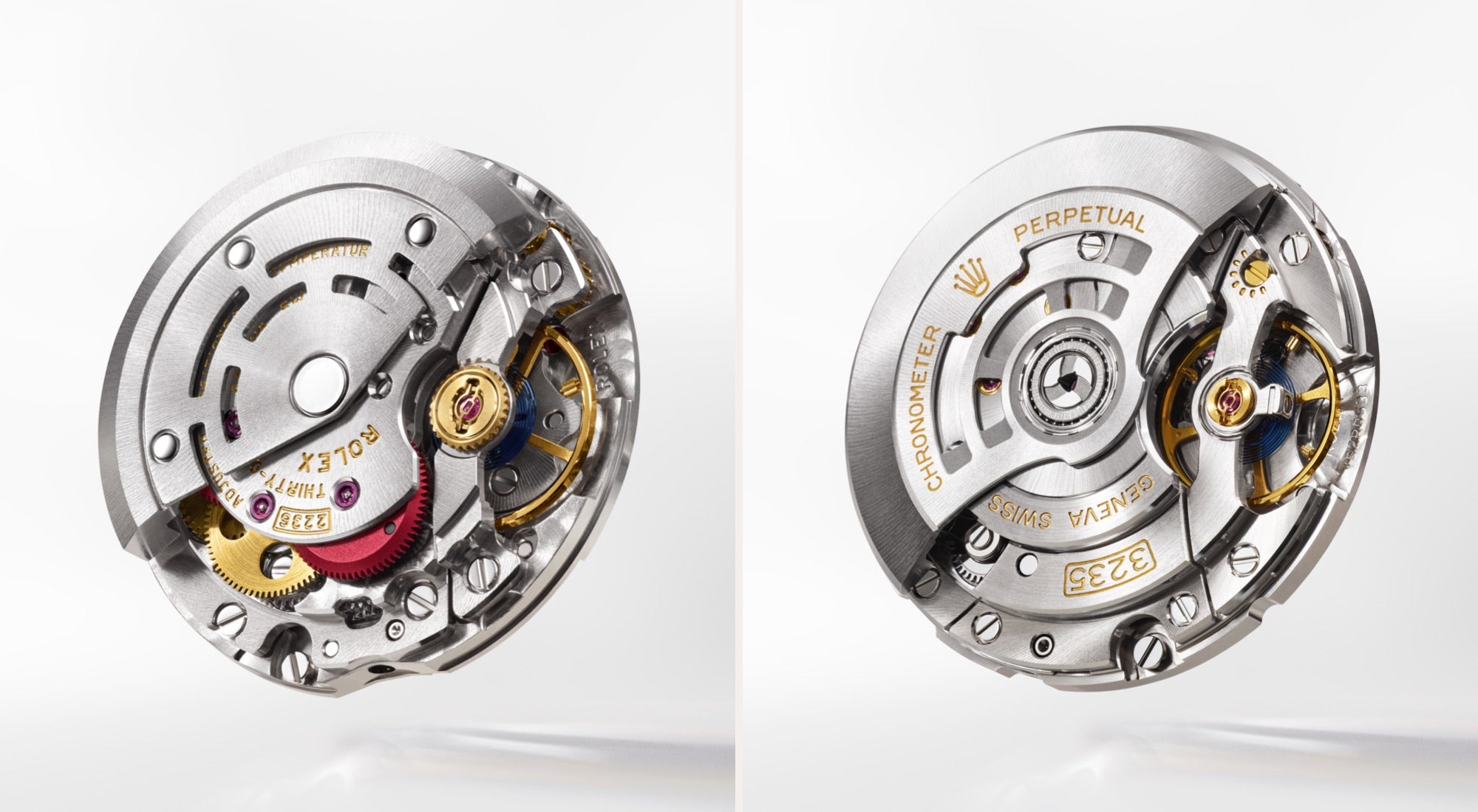 Nahaufnahme von zwei komplizierten Uhrwerken mit sichtbaren Zahnrädern und Inschriften, mit Metall- und Goldkomponenten. Die Mechanismen sind präzise detailliert und vor einem weißen Hintergrund angebracht.