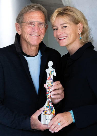 Hans und Annemarie Schullin mit dem Muse Award in der Hand.