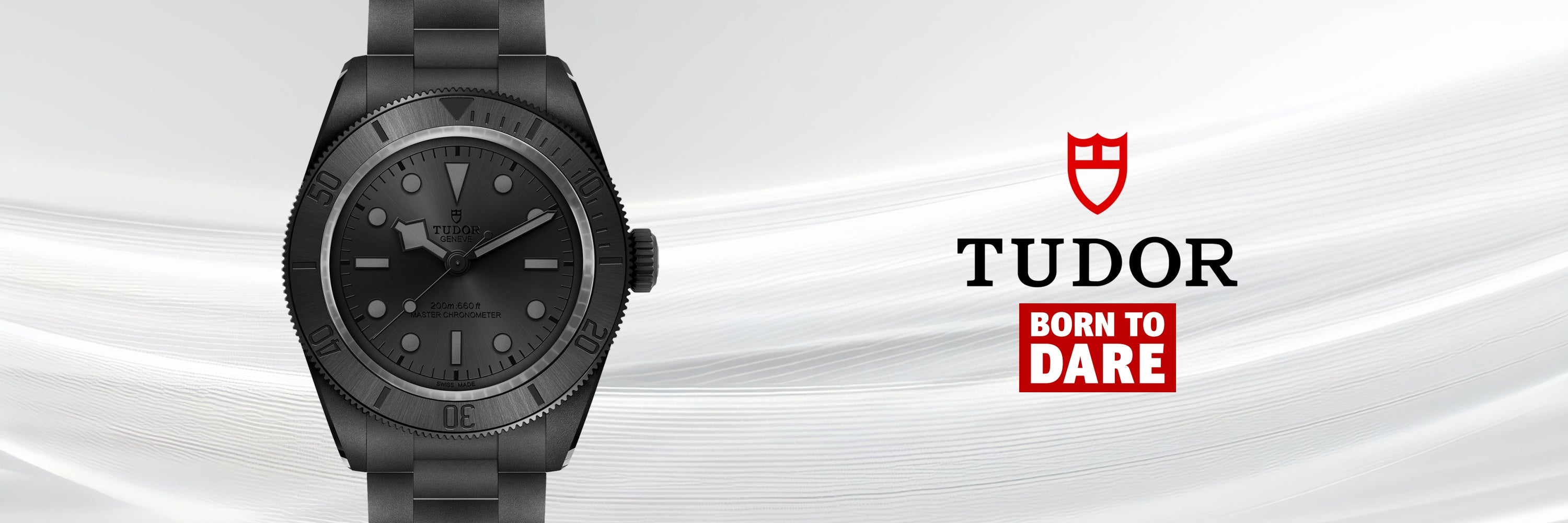 Auf der linken Seite ist eine silberne Tudor-Armbanduhr mit weißem Zifferblatt abgebildet. Das Tudor-Logo und der Slogan Born to Dare erscheinen auf der rechten Seite vor einem Hintergrund aus gelben und klaren Glassteinen.