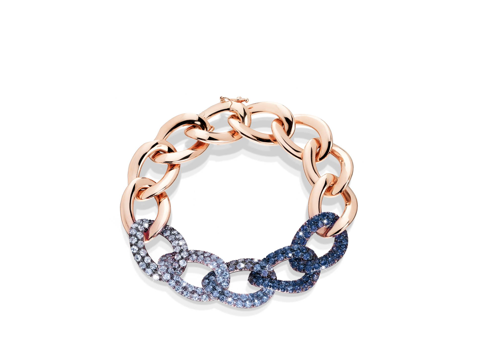 Das SAPHIR ARMBAND BLUE von Schullin besteht aus einer Roségoldkette mit ineinander verschlungenen Gliedern, von denen einige mit blauen Saphiren und klaren Edelsteinen verziert sind, die dem Design eine funkelnde Note verleihen. Diese Halskette verbindet gekonnt Eleganz mit zeitgenössischem Stil.