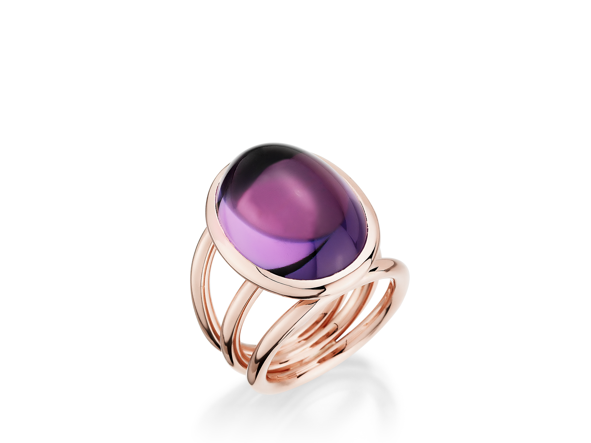 Der Schullin AMETHYST RING TRINITY zeigt in seiner Mitte einen großen ovalen Amethyst-Edelstein, der durch das einzigartige geteilte Band im TRINITY-Design hervorgehoben wird. Auf einem weißen Hintergrund präsentiert, bietet dieser auffällige Goldring mit seinen satten Farbtönen einen eleganten Kontrast.