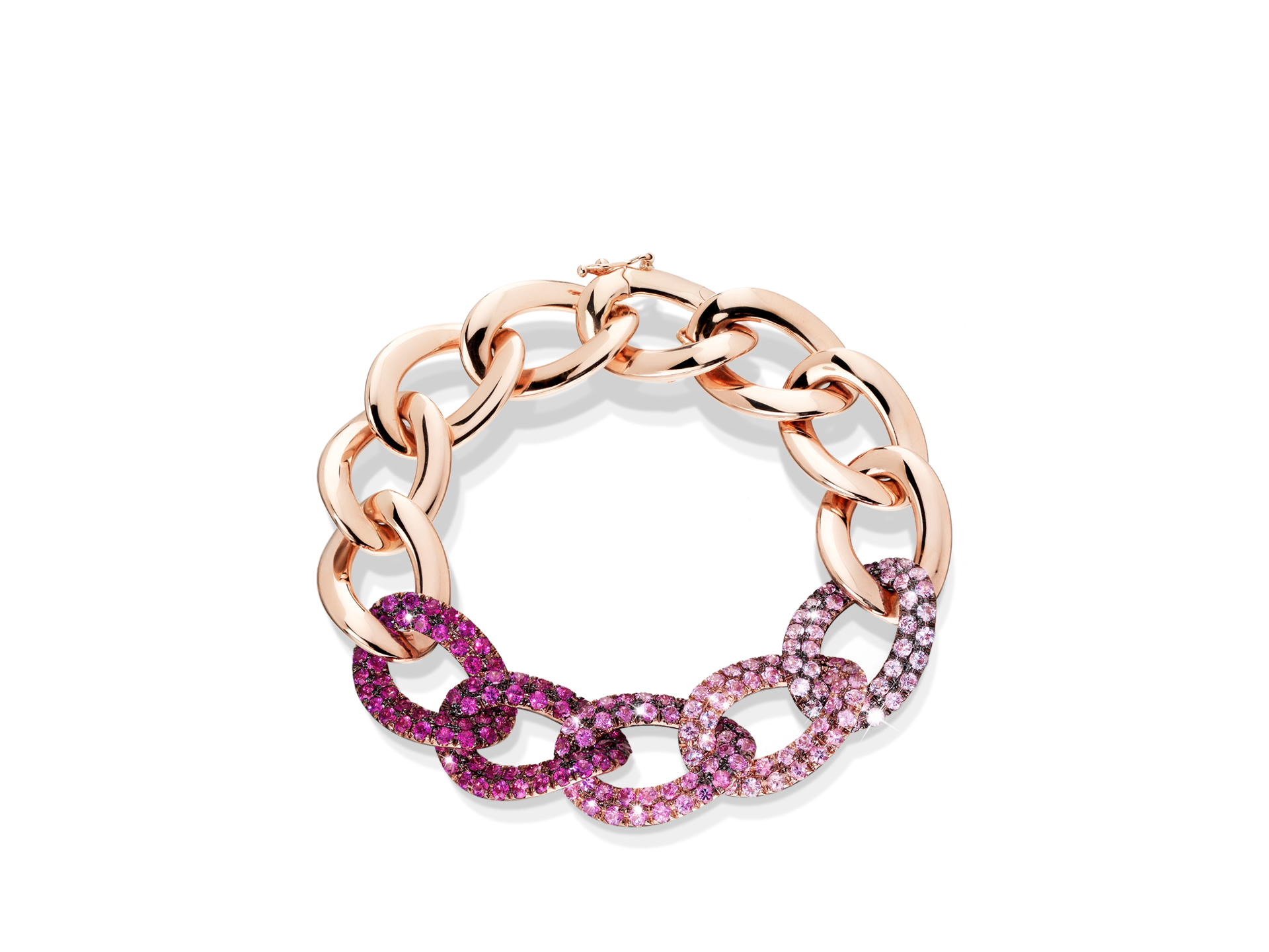 Wir präsentieren das SAPHIR ARMBAND PINK von Schullin: ein bezauberndes Roségold-Kettenarmband mit abwechselnden Gliedern, die mit rosa und violetten Edelsteinen besetzt sind. Der nahtlose Übergang von violetten zu leuchtend rosa Steinen, darunter exquisite rosa Saphire, bildet einen atemberaubenden Farbverlaufseffekt über die miteinander verbundenen Glieder.