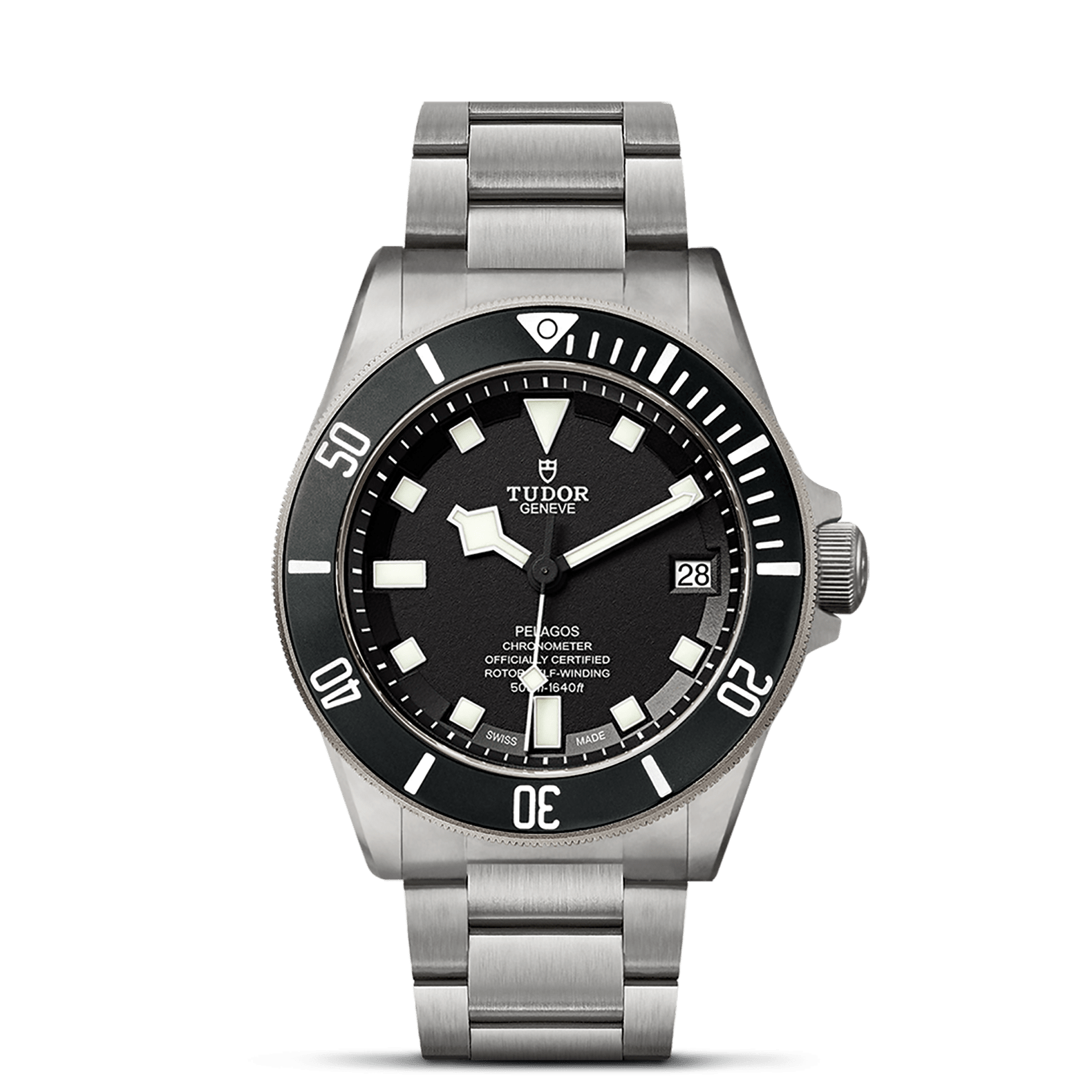 Die Schullin TUDOR PELAGOS ist eine Taucheruhr aus Edelstahl mit schwarzem Zifferblatt, Leuchtmarkierungen, kräftigen weißen Zeigern, drehbarer Lünette, Metallarmband und einem Datumsfenster bei 3 Uhr. Abgebildet auf einem schlichten weißen Hintergrund.